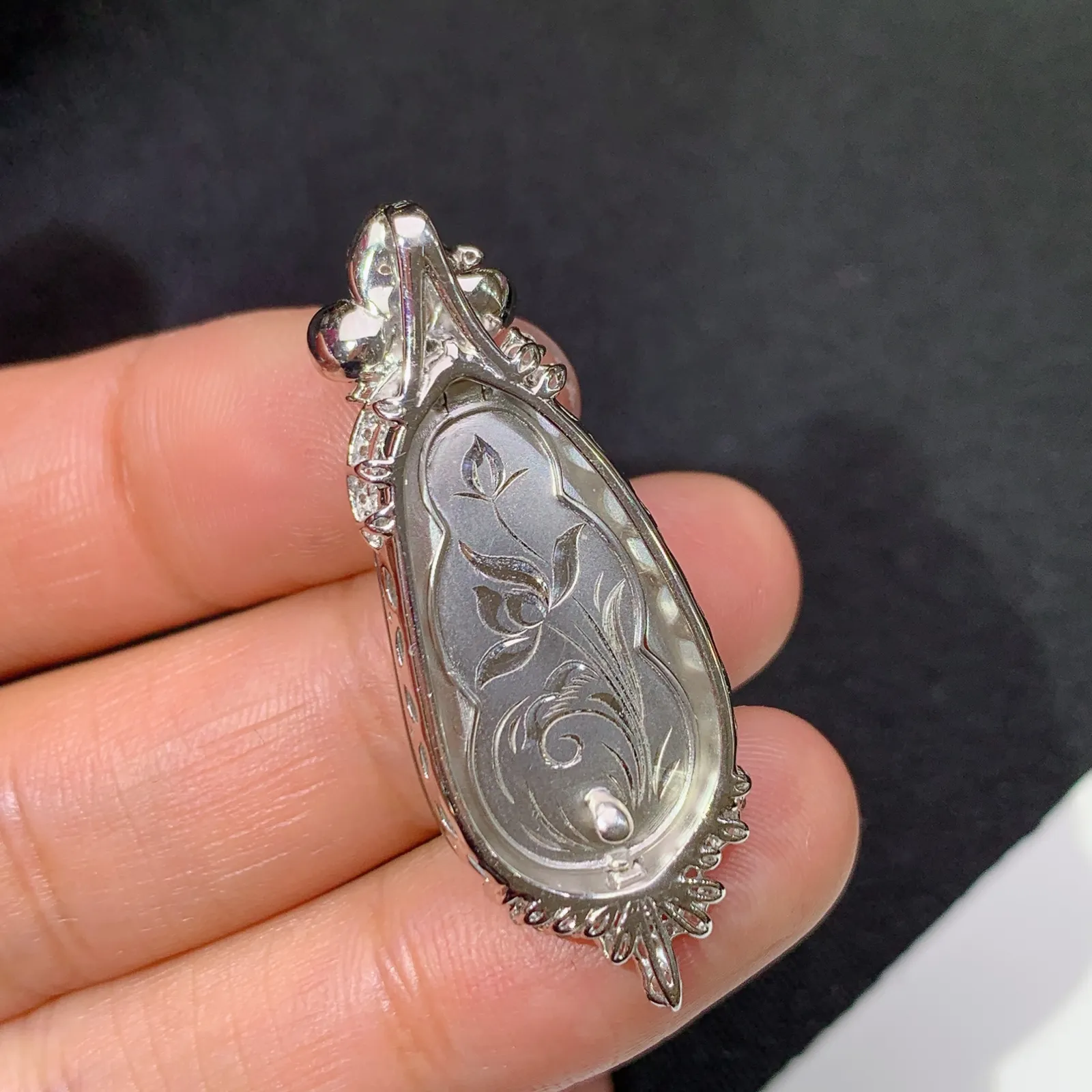 冰黄翡福豆吊坠，18k金镶嵌，冰透水润，颜色鲜亮 尺寸40*14.8*6.8