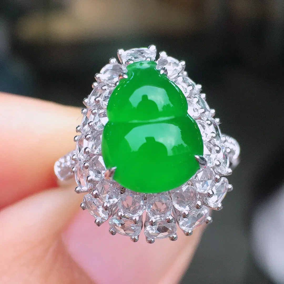 阳绿大葫芦戒指，色泽均匀艳丽，玉质细腻，荧光感超
强，饱满圆润，尽显优雅气质，18k
金豪华镶嵌