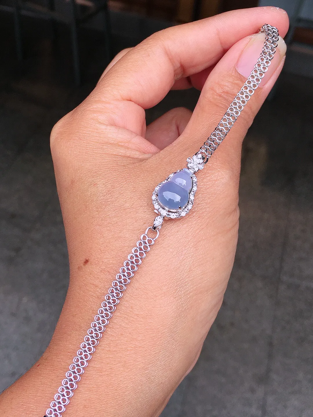 紫罗兰葫芦手链/吊坠两用款，色泽均匀艳丽，玉质细腻，荧光感超
强，饱满圆润，尽显优雅气质，18k
金豪华镶嵌