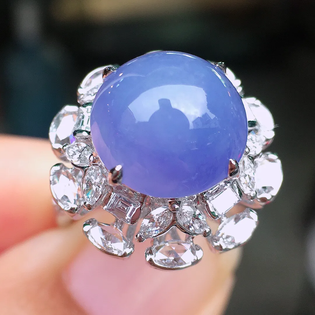 紫罗兰蛋面戒指，色泽均匀艳丽，玉质细腻，荧光感超
强，饱满圆润，尽显优雅气质，18k
金豪华镶嵌