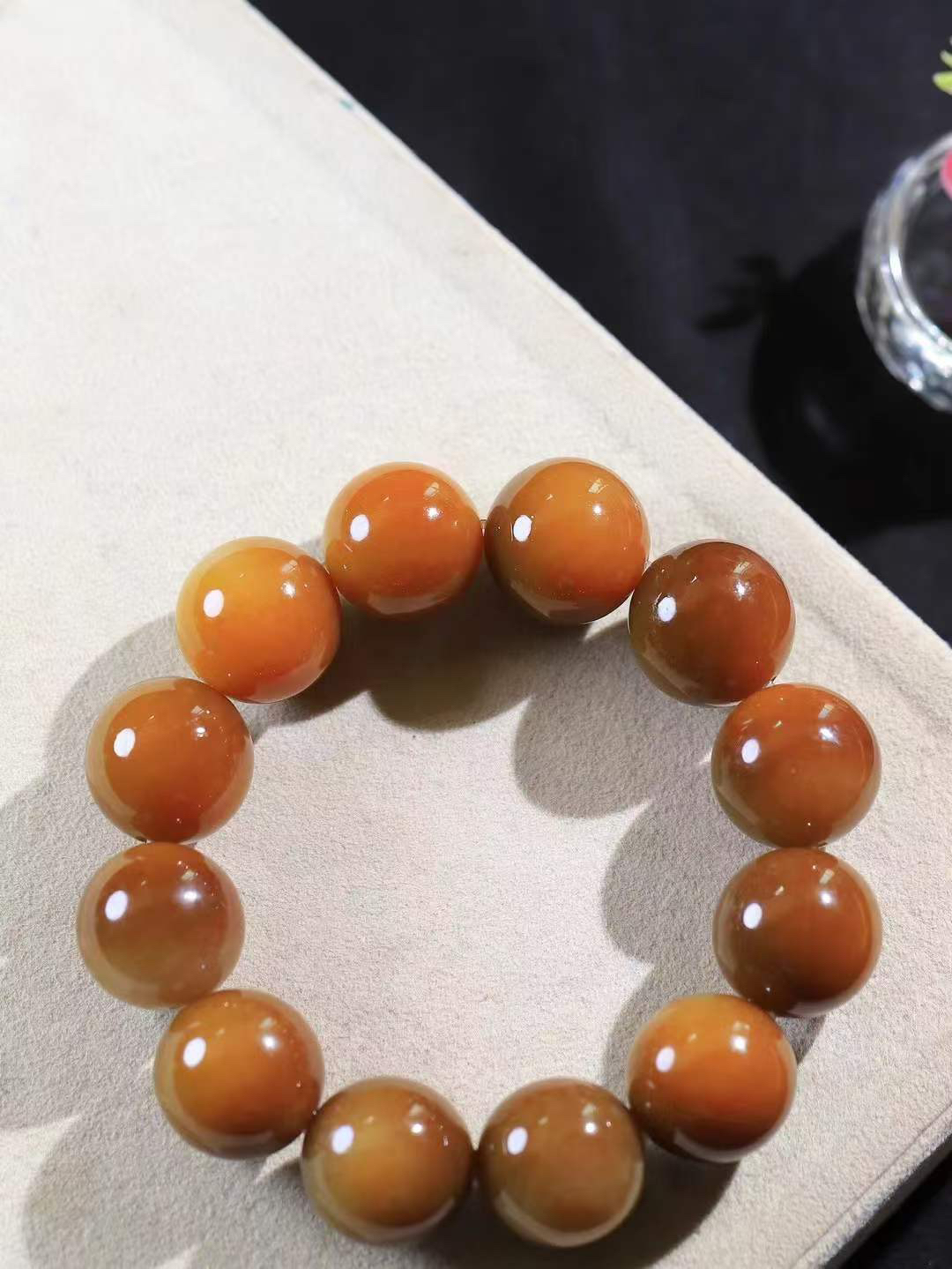 【珠圆玉润.手串】

精品和田玉糖白玉珠圆玉润手串 玉质温润细腻  整串打磨圆润，佩戴舒适。珠珠落玉盘，间关莺语花底滑，一生美好时光，无论身在何处，都有它相伴相守。事事顺遂，幸福美满，吉祥如意。重143.2克   尺寸取一19.9mm   FDL-691151300