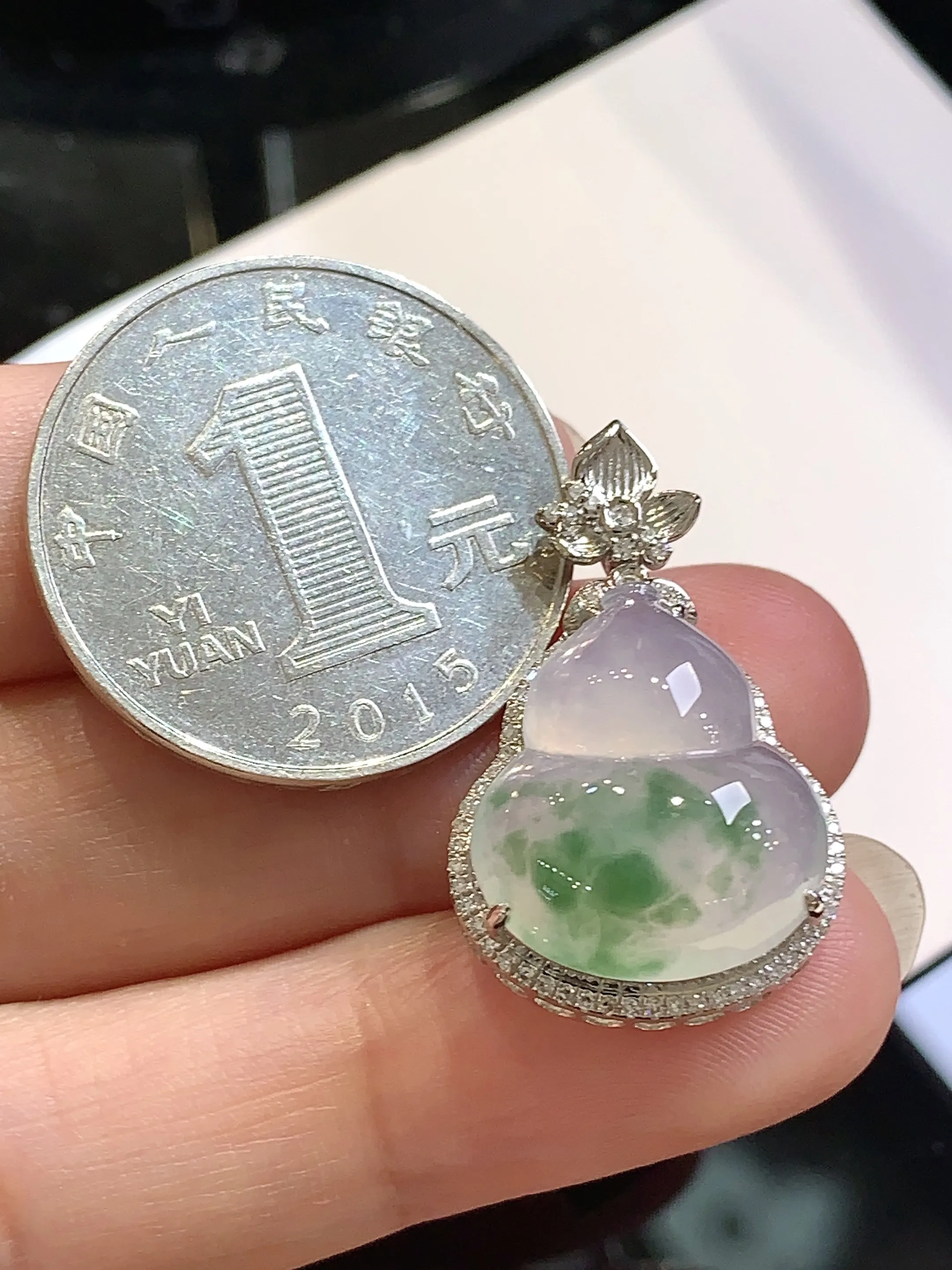 18k金钻镶嵌冰种葫芦吊坠 玉质细腻 色泽清新艳丽 整体尺寸27.5*17.1*9.5