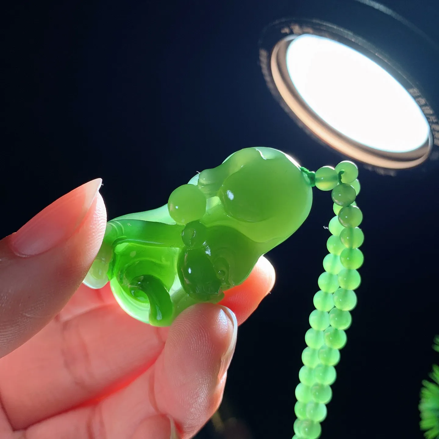 和田玉阳绿俄罗斯碧玉灵猴献寿猴子挂件。尺寸41/22/11重28克。玉质细腻油润。手推出油。佩戴高端典雅。lt251113