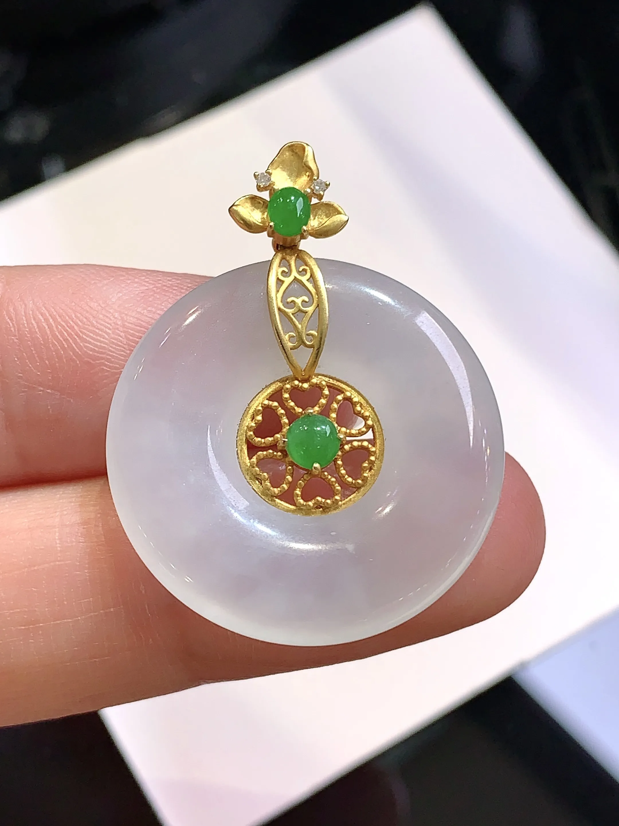 18k金镶嵌冰种平安环吊坠 玉质细腻 色泽清新艳丽 整体尺寸31.5*24.5*4