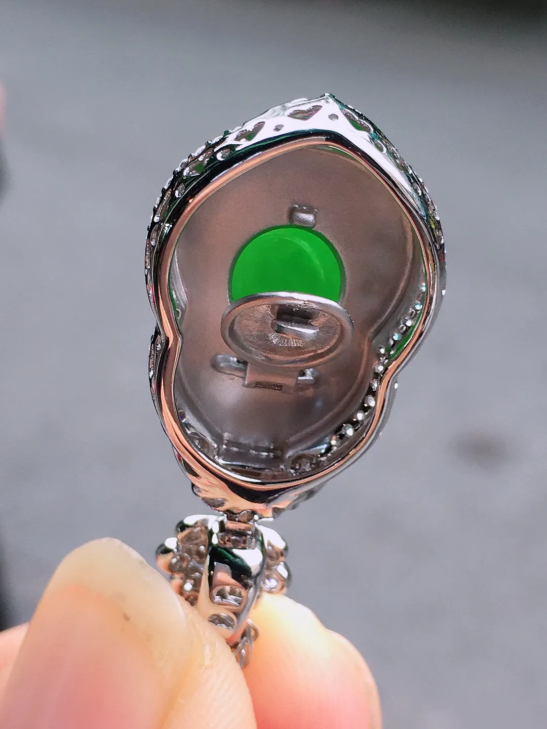 阳绿葫芦吊坠，色泽均匀艳丽，玉质细腻，荧光感超
强，饱满圆润，尽显优雅气质，18k
金豪华镶嵌