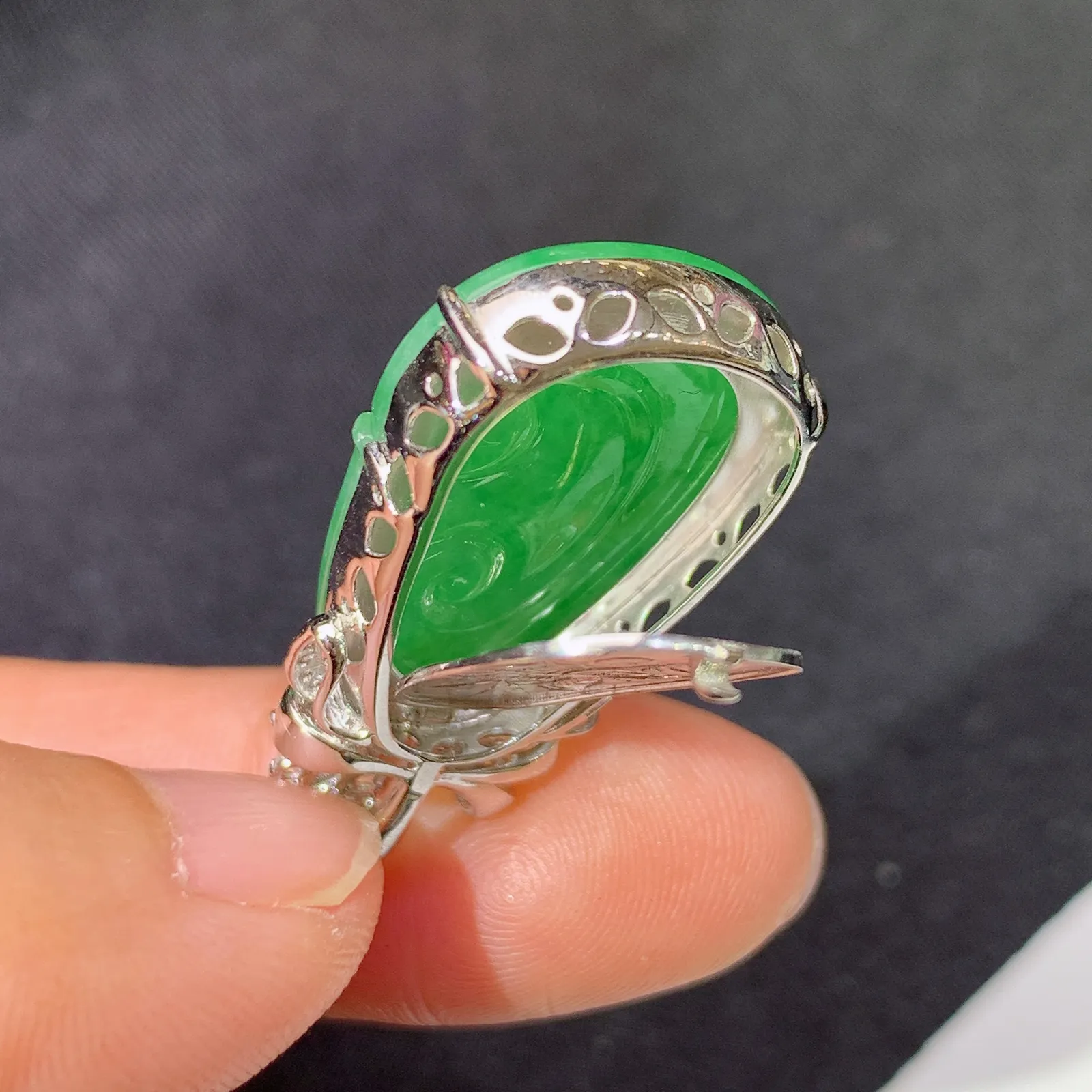 阳绿如意吊坠，18k金镶嵌，色泽鲜阳，冰润细腻，种水足 尺寸29.1*16.1*6.4