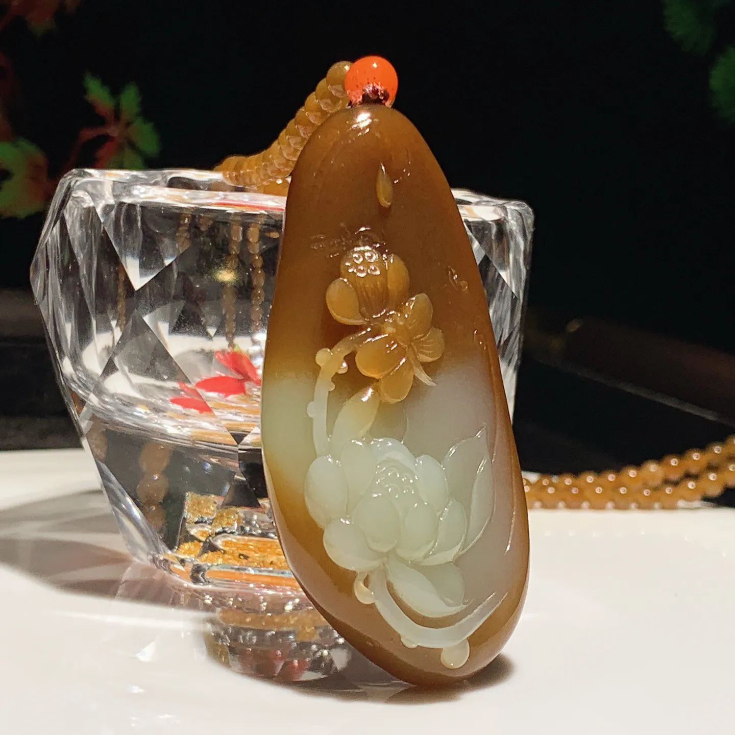 新疆和田玉且末糖蝶恋花挂件。尺寸62/29/10重46克。玉质细腻油润。手推出油。佩戴高端典雅。lt251113