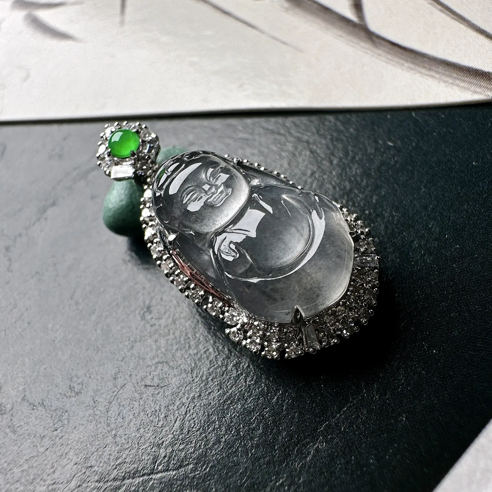 【冰种宝宝观音吊坠】乌鸡黑钢料，种水上乘，晶莹剔透，纯净通透，莹光感很强，18k金钻镶嵌，裸石尺寸15.7*9.5*3.5毫米