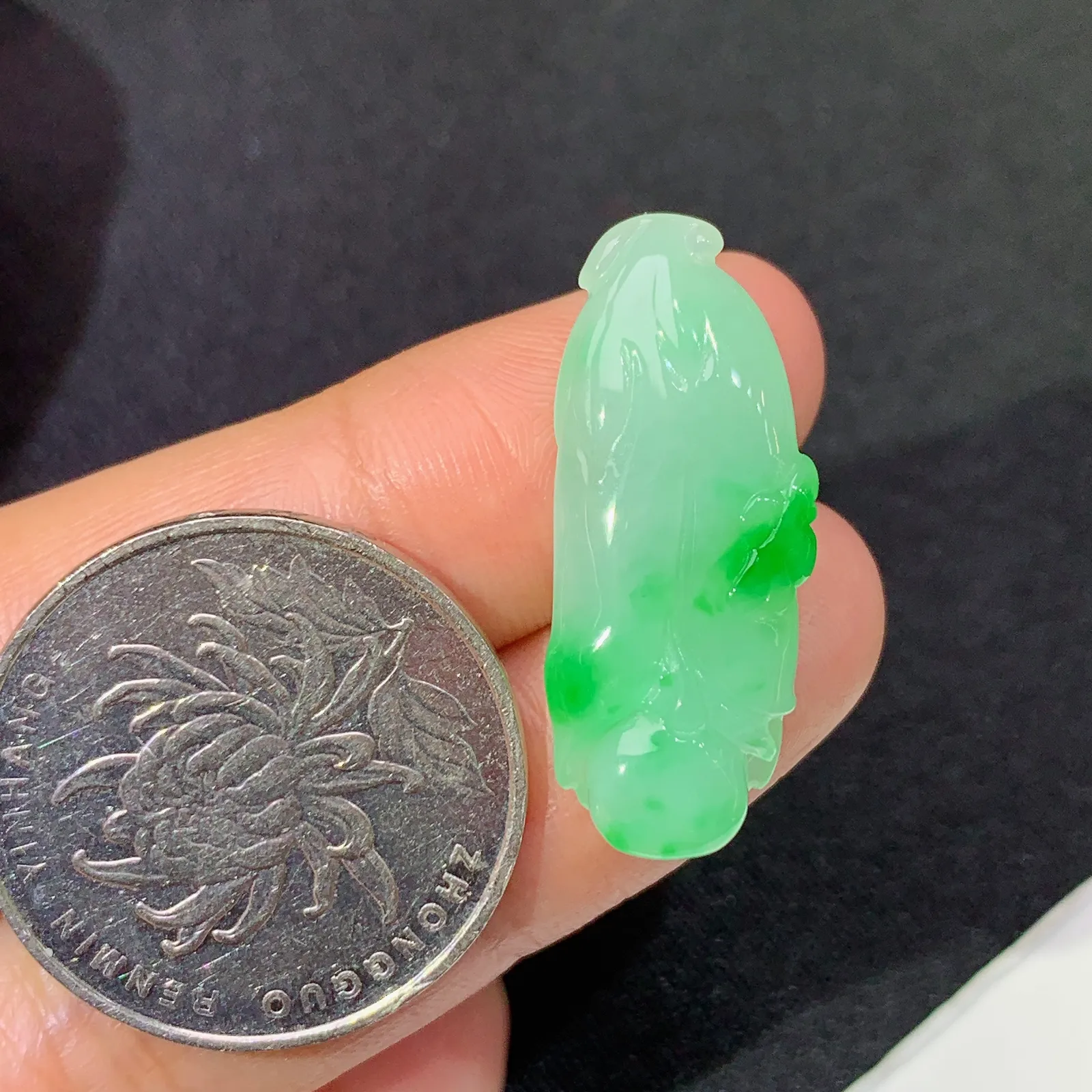 飘绿白菜吊坠 镶嵌佳品，冰润细腻，种水足 尺寸28*11.3*6.4