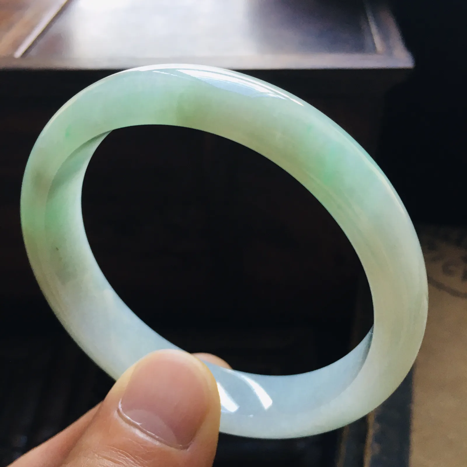 贵妃53飘绿手镯，水润细腻，自然光实拍～尺寸：53.2*46.9*12*6.9（毫米），适合正圈51