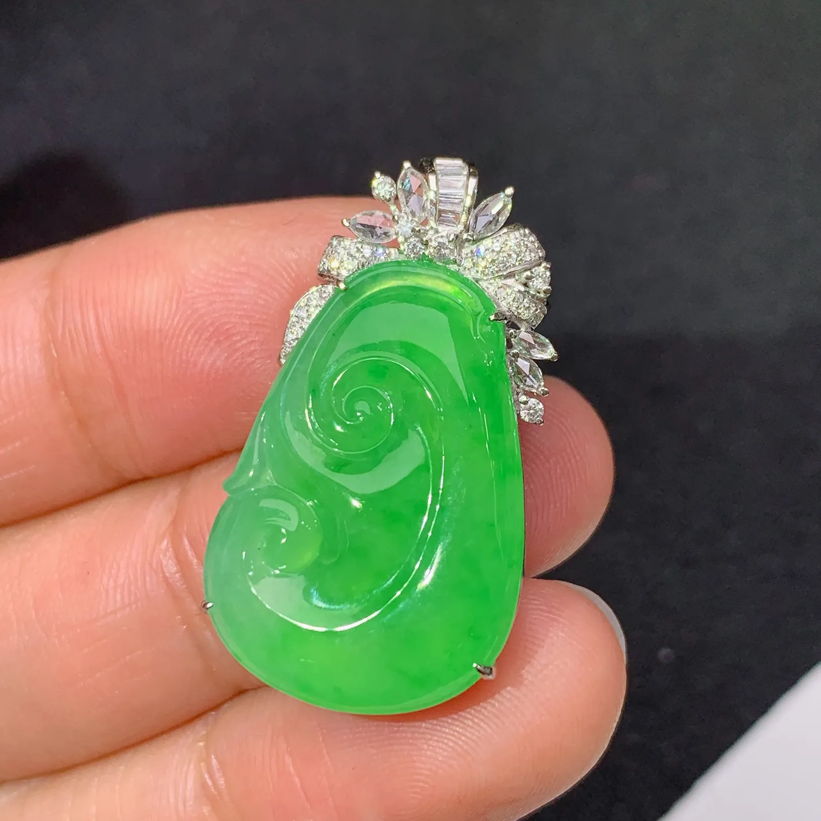 阳绿如意吊坠，18k金镶嵌，色泽鲜阳，冰润细腻，种水足 尺寸29.1*16.1*6.4