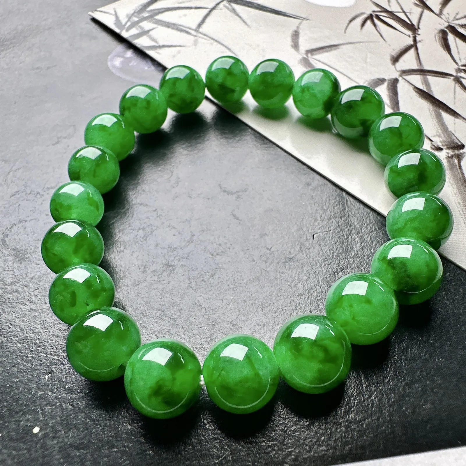 【冰种满绿圆珠手串】辣绿色泽，冰感十足，通透闪亮，颜色很艳丽，收藏品质，推荐入手