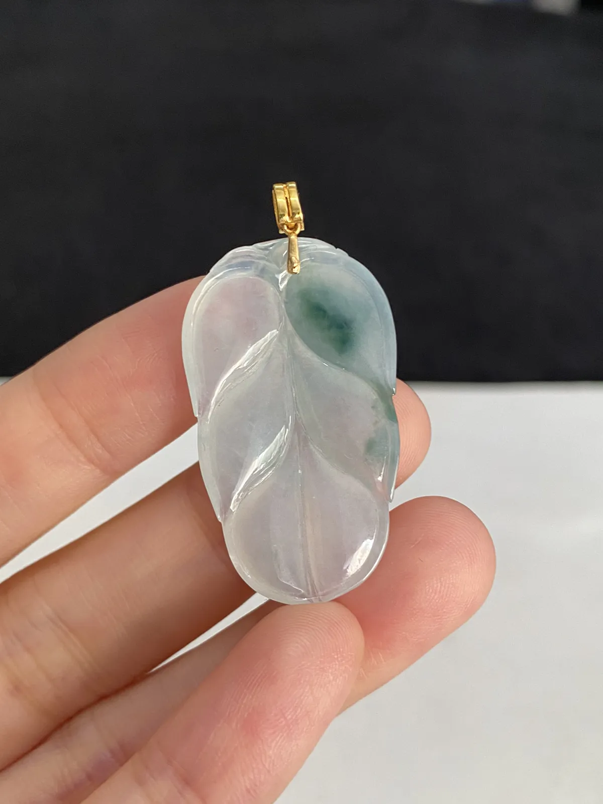 翡翠冰糯种白色叶子，伴钻石