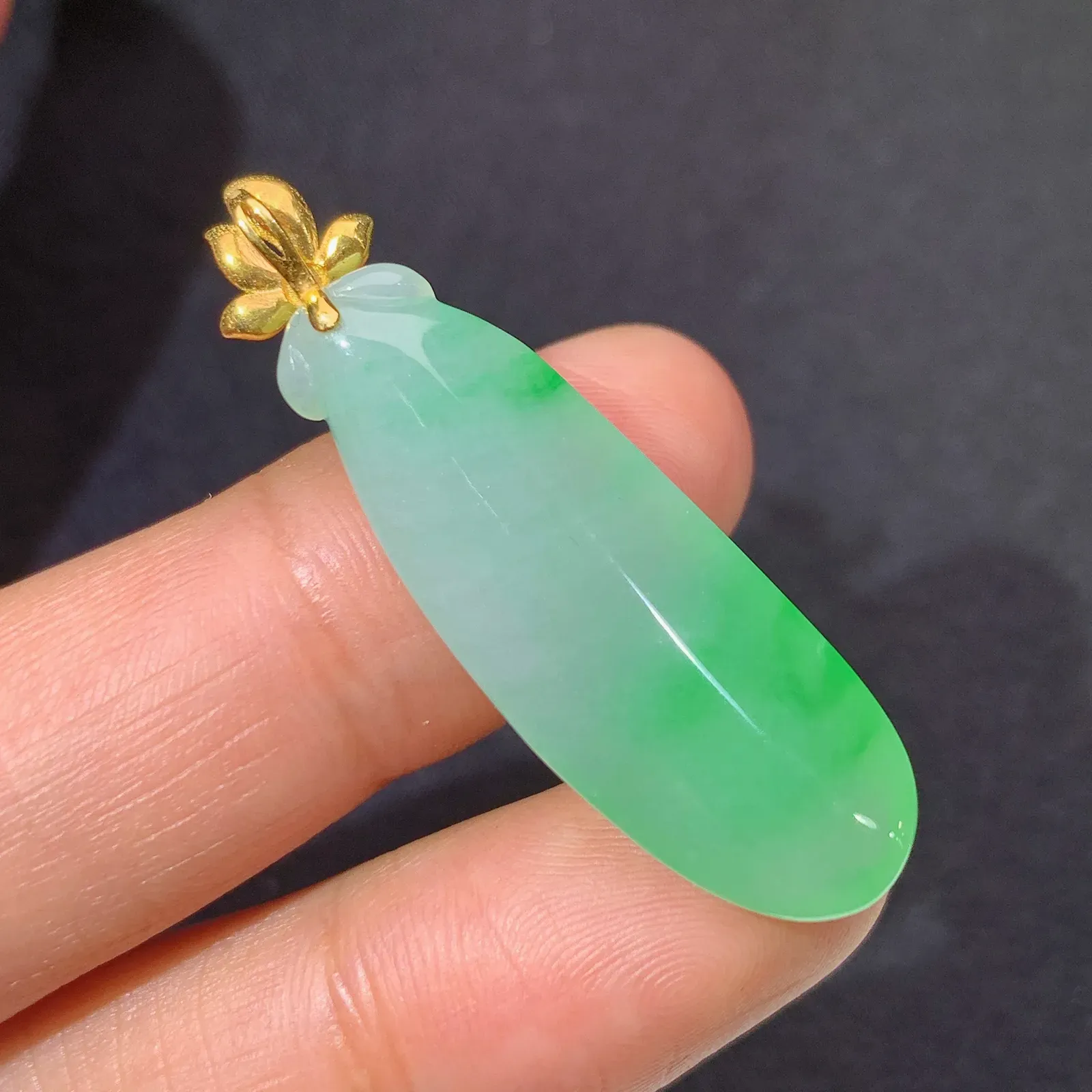 冰飘绿福瓜吊坠，18k金镶嵌，冰润色阳，玉质细腻，种水足 尺寸38.7*11.4*4.9