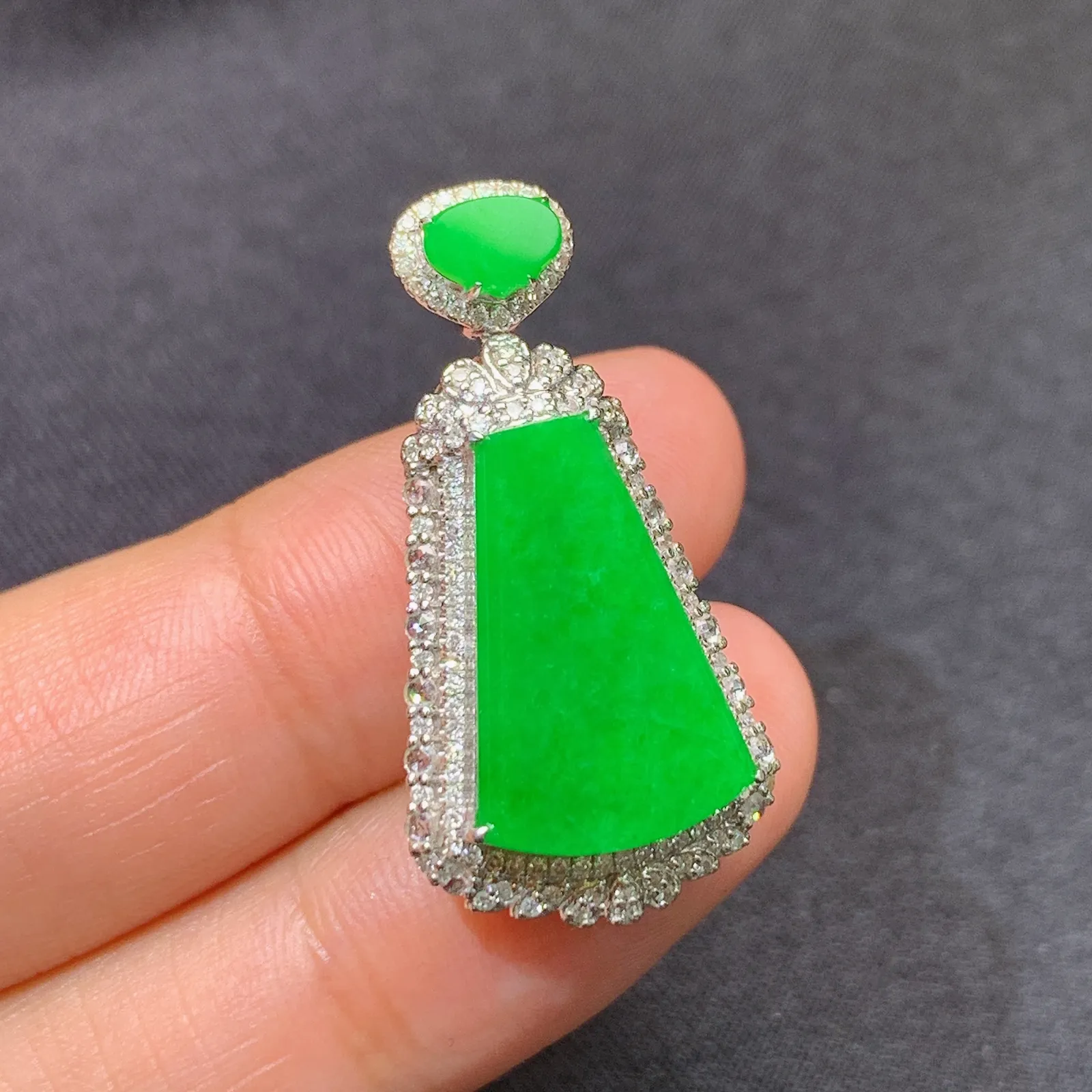 阳绿无事牌吊坠，18k金镶嵌，色泽鲜阳，冰润细腻，种水足 尺寸30*15.5*8.5