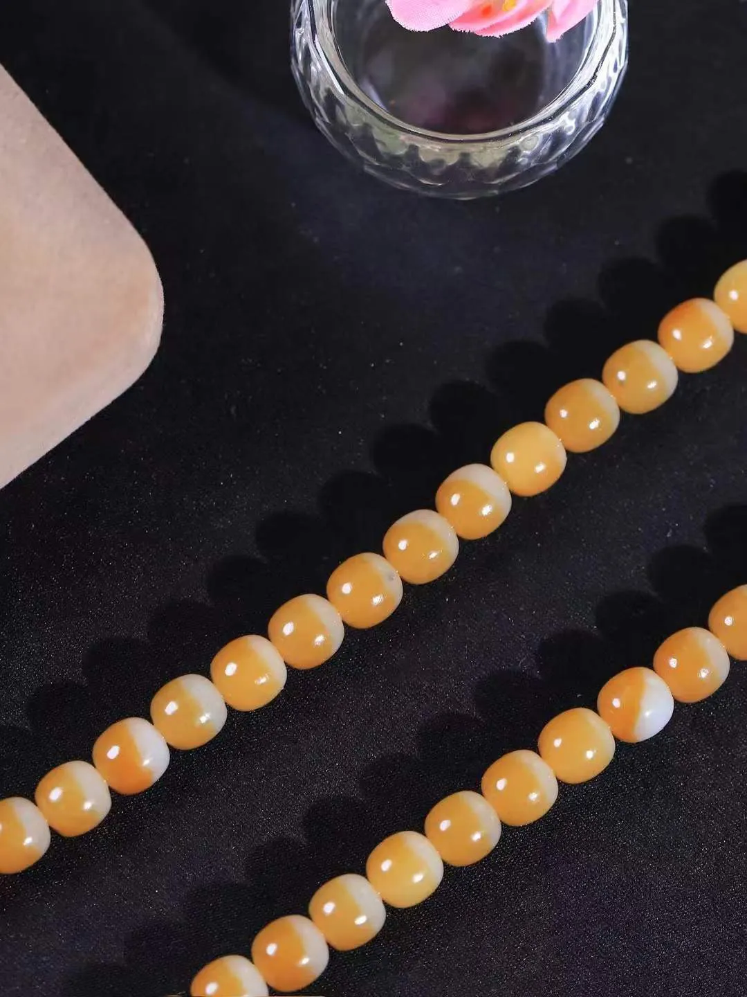 【链.108】

精品️和田玉糖白玉老型珠挂链 玉质温润细腻 油性十足 佩戴舒适。珠珠落玉盘，间关