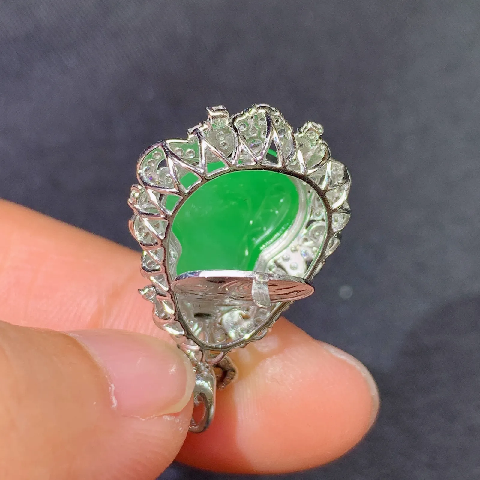 阳绿葫芦吊坠，18k金镶嵌，色泽鲜阳，冰润细腻，种水足 尺寸27.2*16.3*8.5