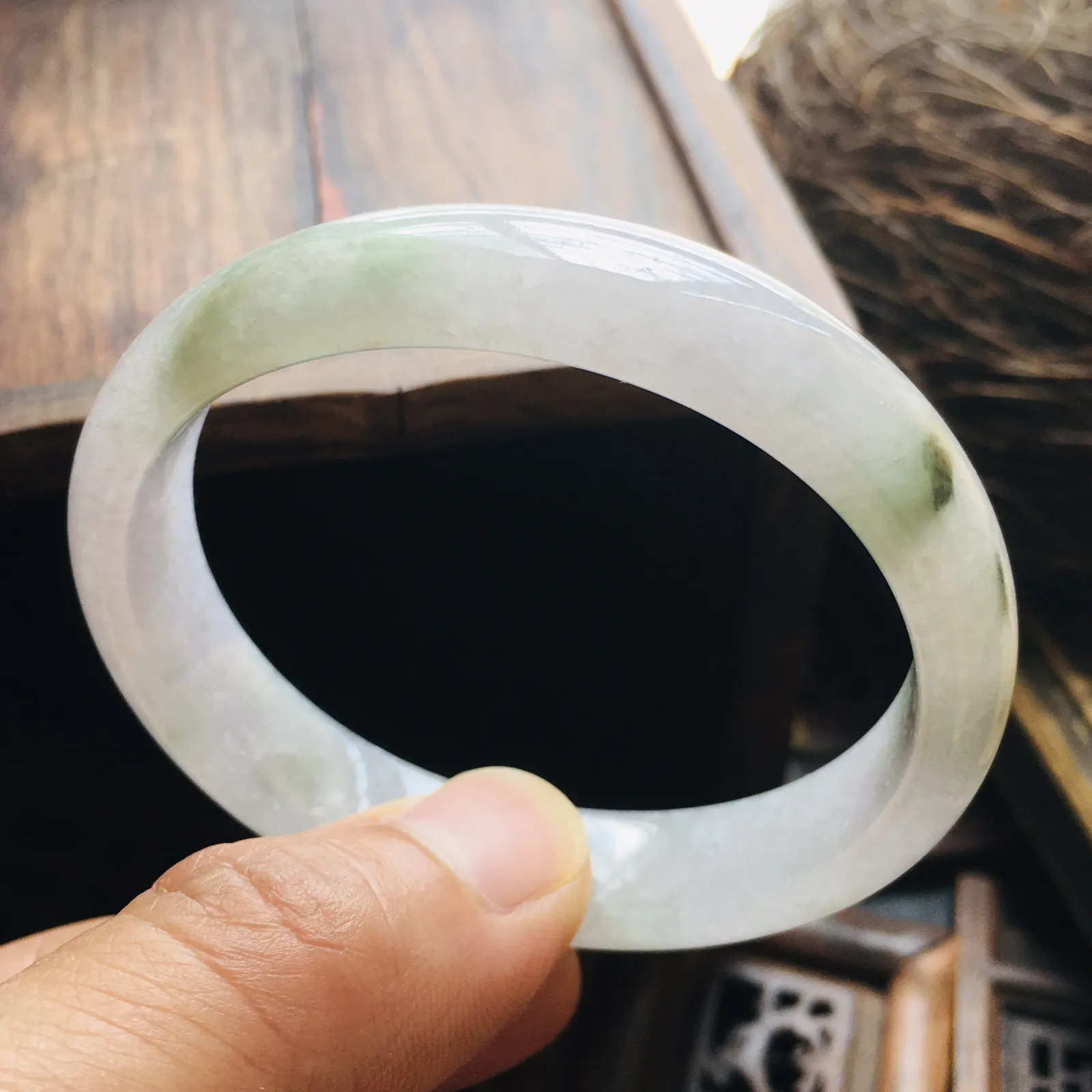 贵妃55.6冰飘花手镯，特色韵味雪花棉，自然光实拍～尺寸：55.6*48.3*12.1*6.9（毫米