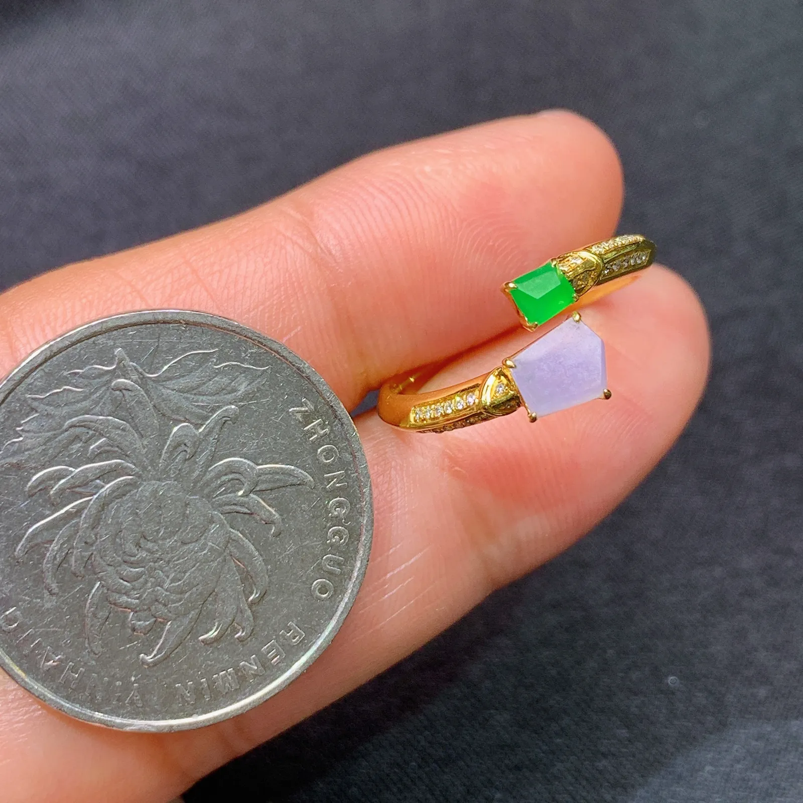 冰紫阳绿随形戒指，18k金镶嵌，款式新颖，冰润鲜艳，种水足 圈口14 尺寸5.2*3.5*2