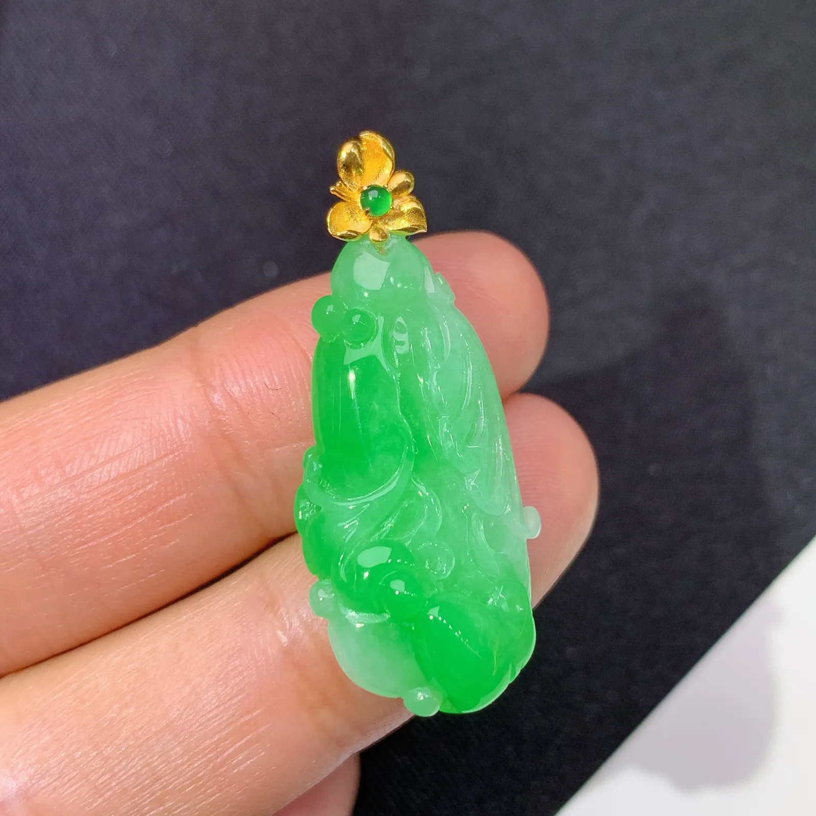 冰飘绿白菜吊坠，18k金镶嵌，冰润细腻，色阳，种水足 尺寸34*14.4*7