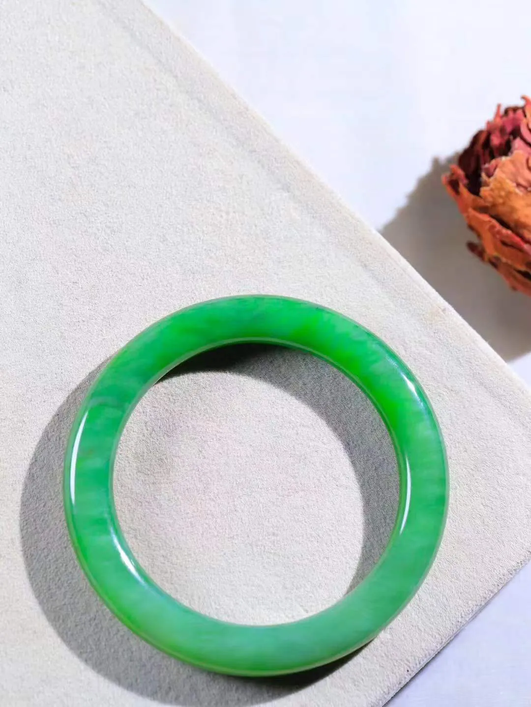 【温润如心.镯】

精品️和田玉碧玉手镯，精选上等碧玉料，色泽清透，质地细腻。佩戴它，感受千年玉文化的温润与优雅，愿它为您带来平安与幸福。重50.3克  尺寸59-9-10mm  101101311A