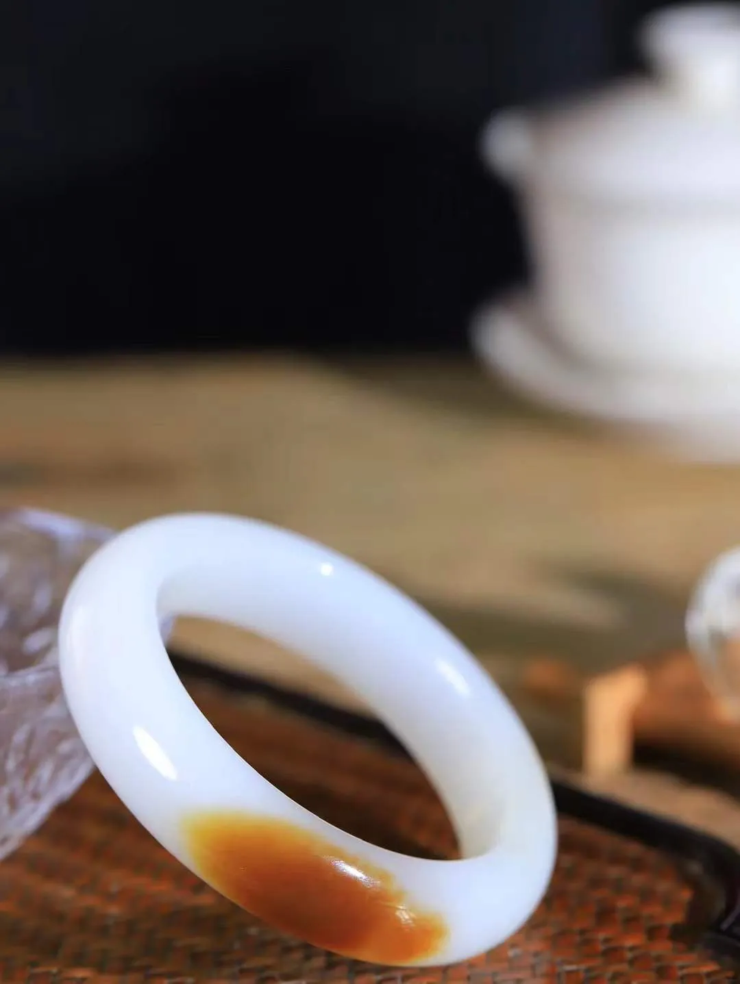 【婉约佳人.手镯】

收藏级臻品️和田玉糖白玉手镯 玉质温润细腻 油性十足 手感舒适，高华雅逸，线条流畅，简约大气，美自天成，素雅高贵。佩戴于腕间，婉约之美，举手投足间透出那份低调奢华。重75.6克 内径55.5mm  尺寸15.3-10mm   FDA-691101331