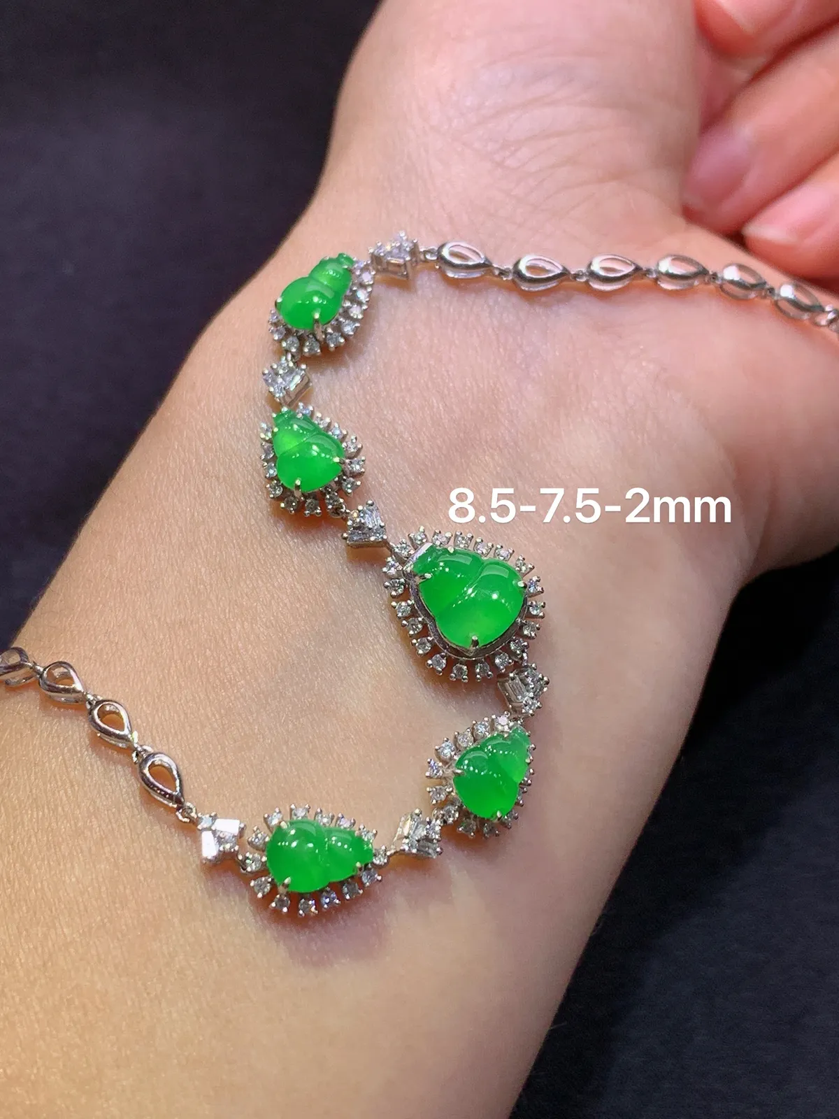 冰阳绿葫芦手链，18k金镶嵌，款式精美，冰润色阳，种水足 尺寸8.5*7.5*2