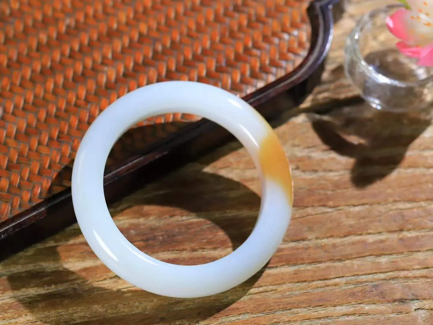 （温柔雅致.手镯）

收藏级臻品️和田玉糖白玉手镯。镯型饱满，温润细腻，脂润沁香。️执一卷书