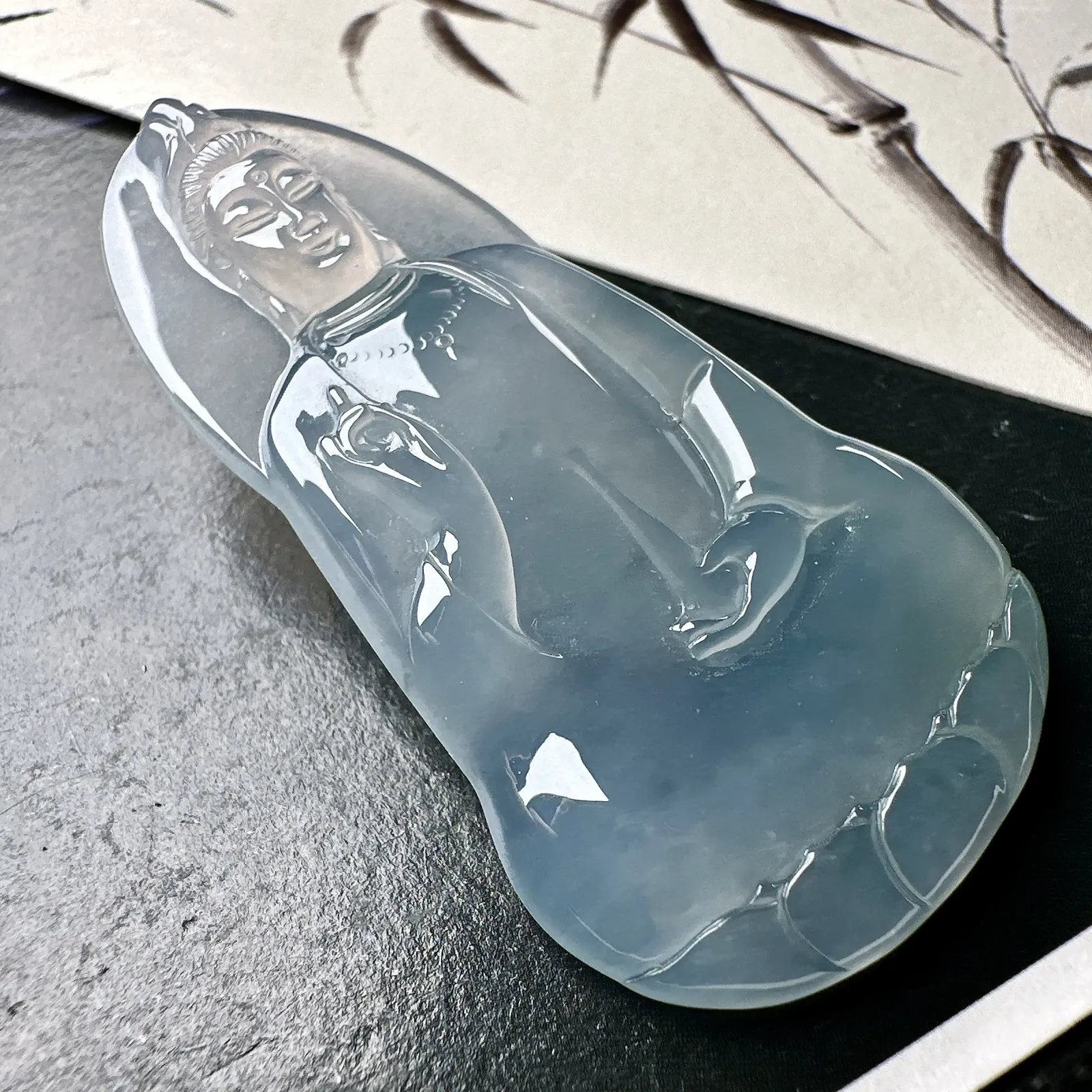 【冰种素衣观音】质地细腻，通透度上佳，冰感十足，适合佩戴