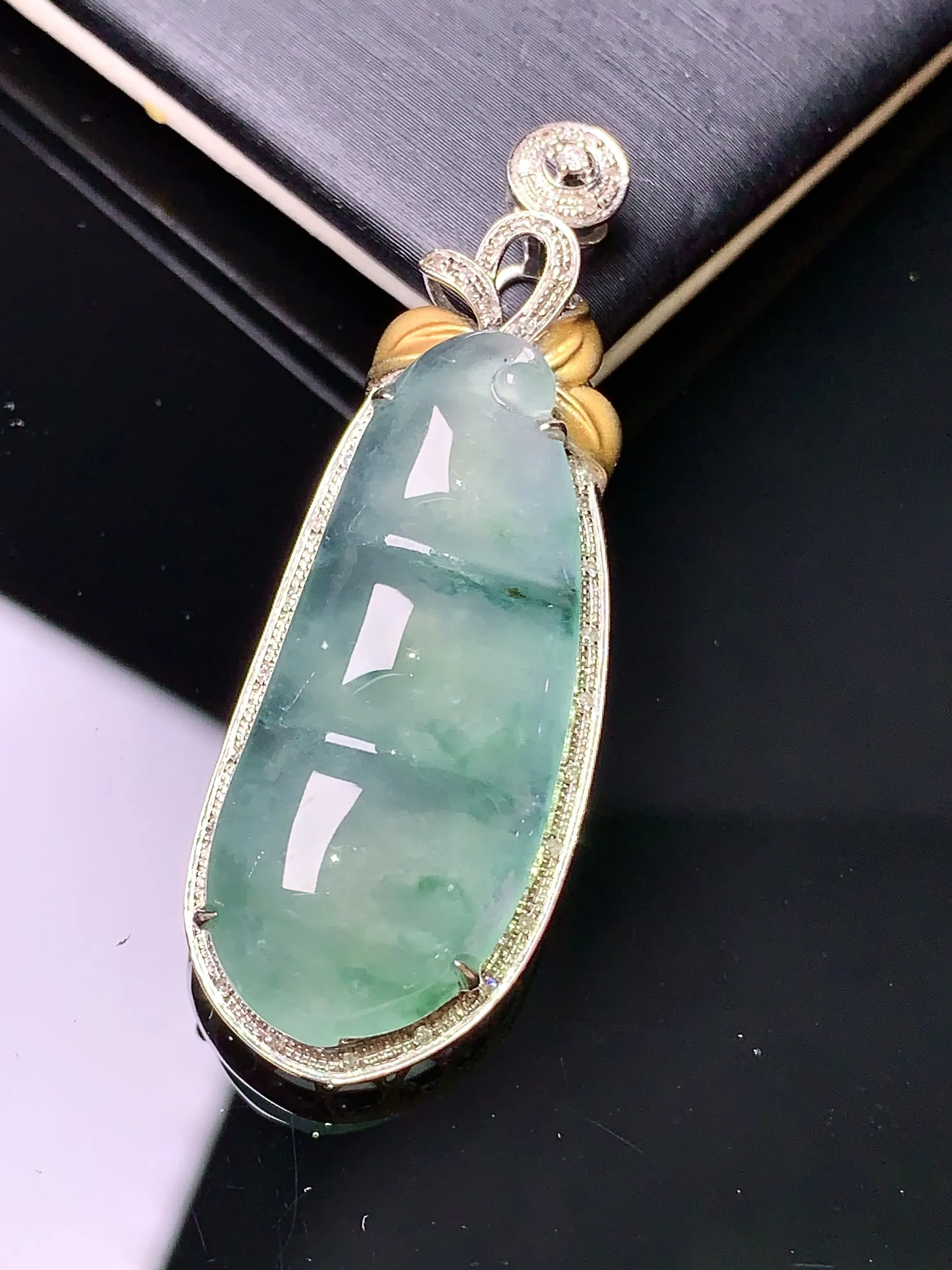 18k金钻镶嵌冰种飘花四季豆吊坠 玉质细腻 色泽清新艳丽 整体尺寸42.8*15.5*9