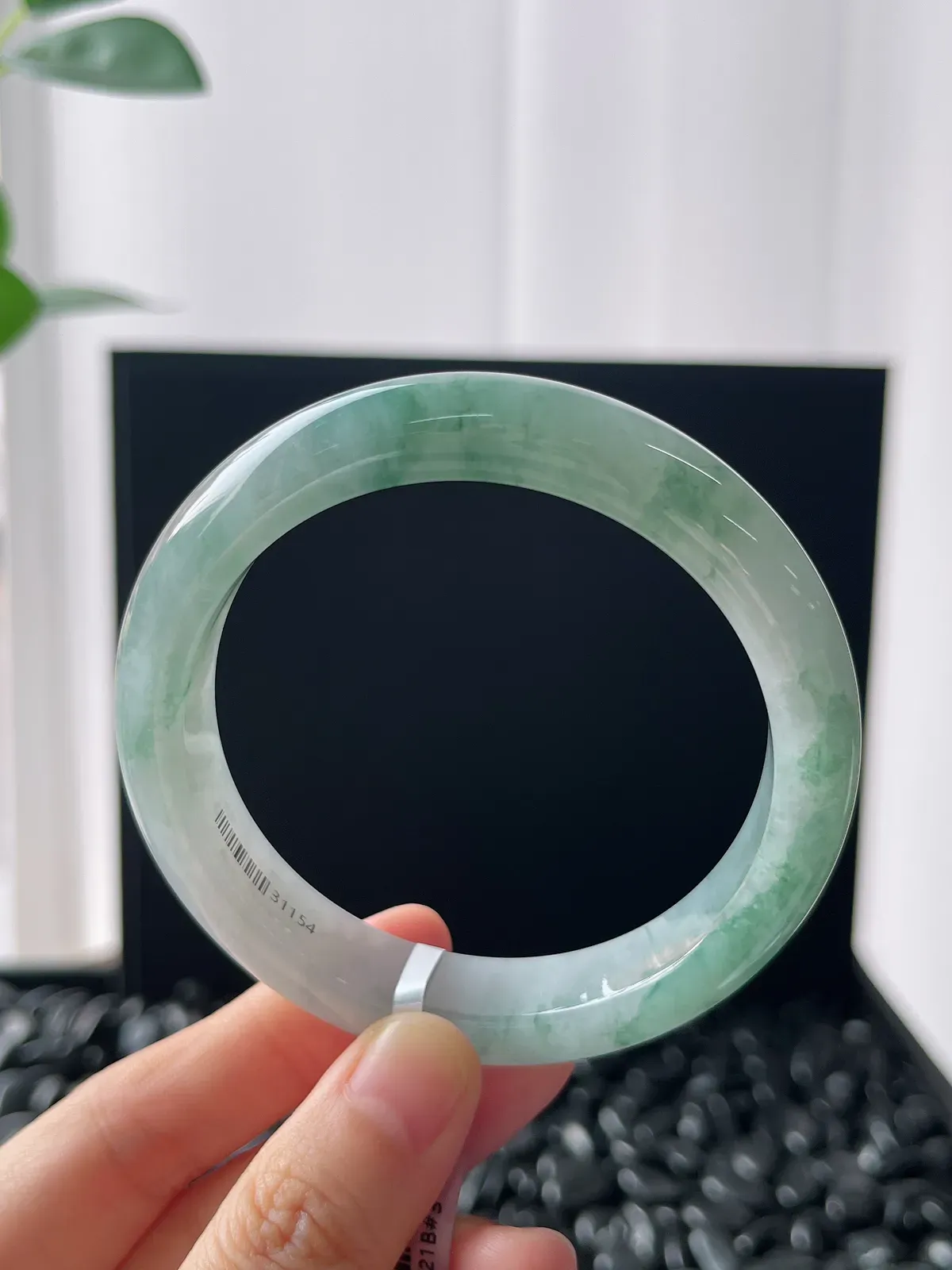 正圈58圈口，翡翠冰糯种飘绿手镯