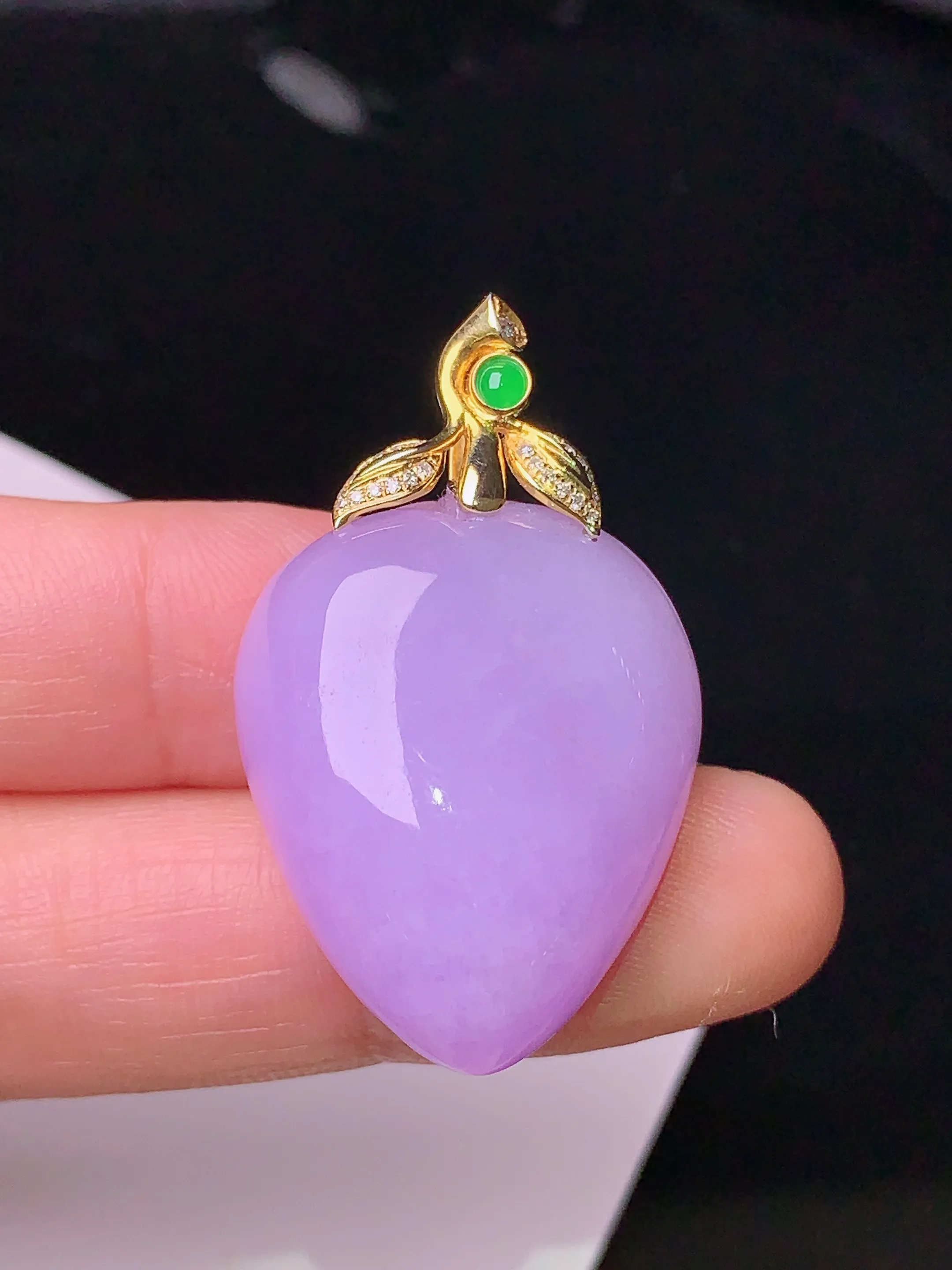 18k金钻镶嵌紫罗兰寿桃吊坠 玉质细腻 色泽清新艳丽 整体尺寸36.5*22.2*10.8