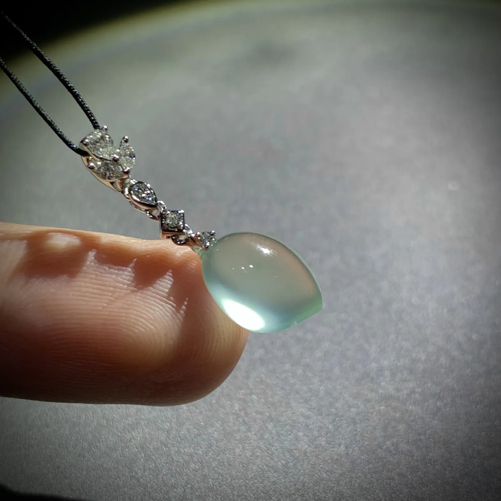 精致福瓜，
24.8-裸石约12-8-5.5mm，
18K金，南非钻