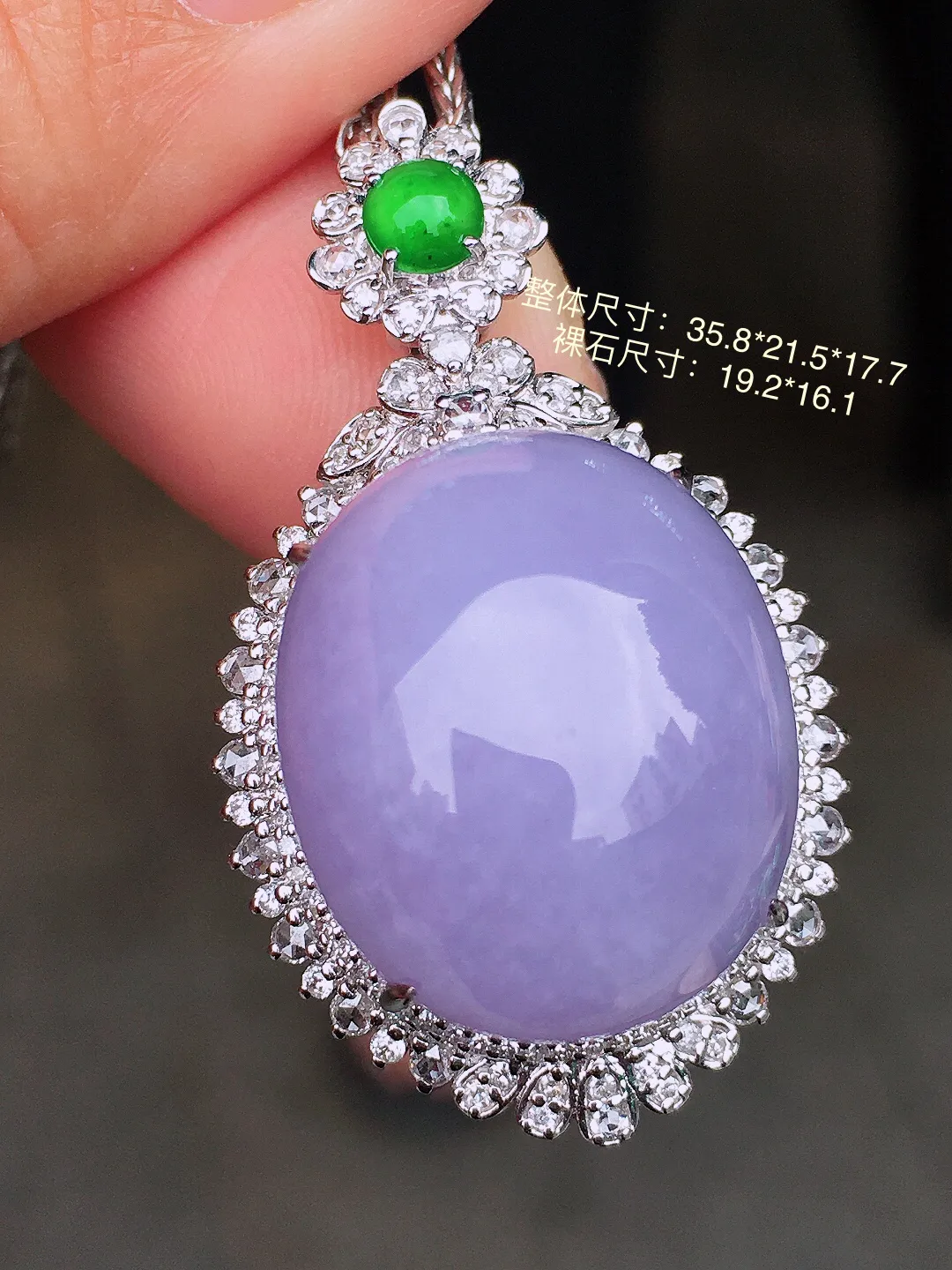 紫罗兰蛋面吊坠，色泽均匀艳丽，玉质细腻，荧光感超
强，饱满圆润，尽显优雅气质，18k
金豪华镶嵌