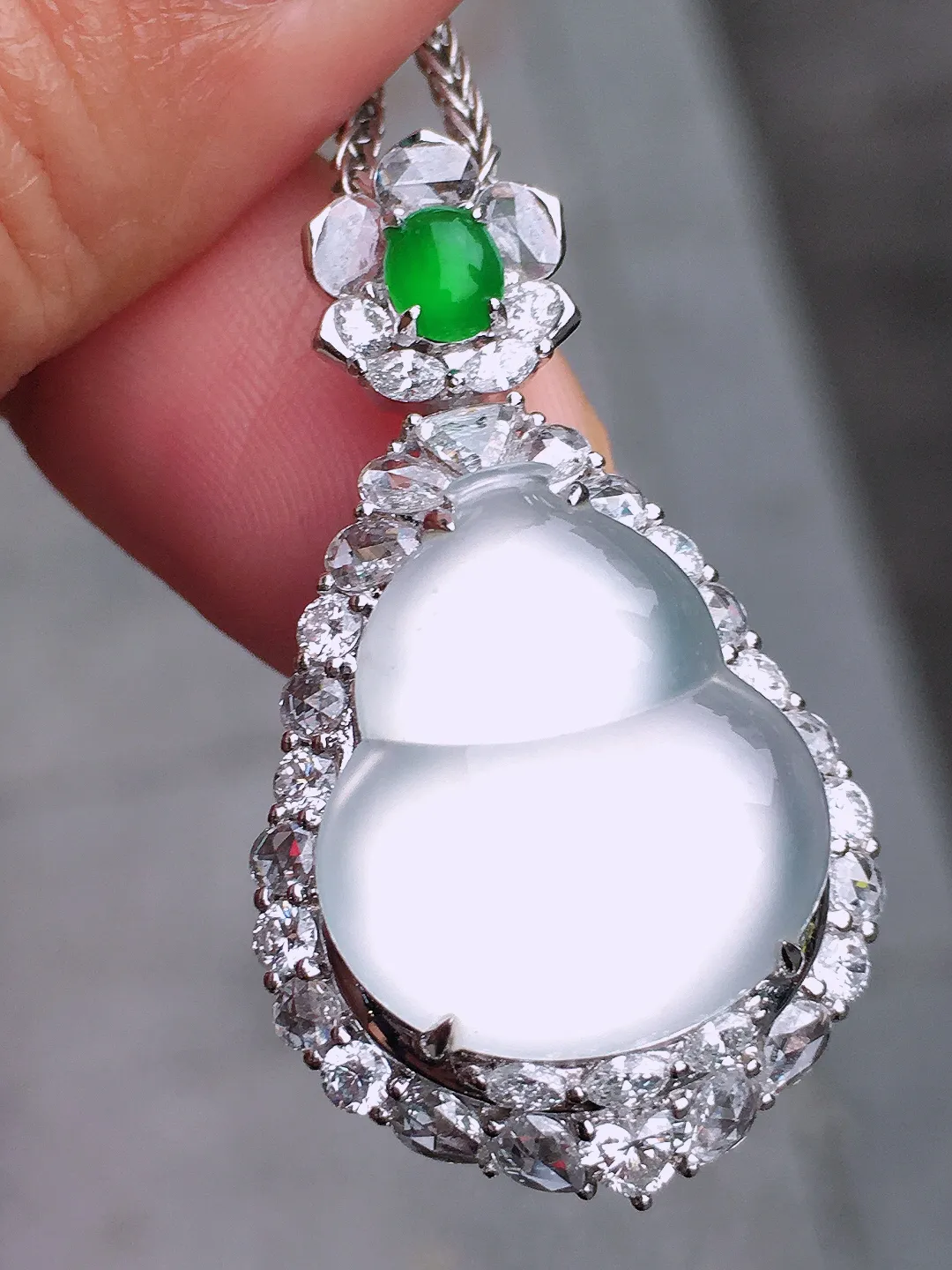 冰种大葫芦吊坠，玉质细腻，荧光感超
强，饱满圆润，尽显优雅气质，18k
金豪华镶嵌