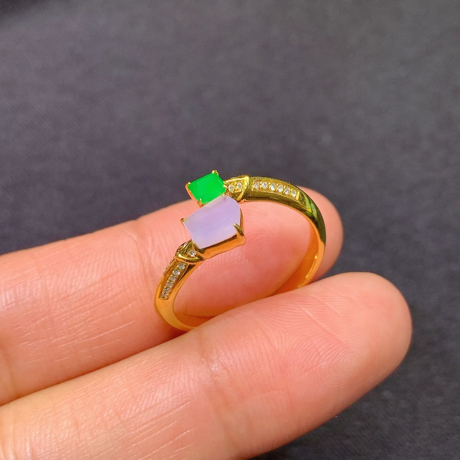 冰紫阳绿随形戒指，18k金镶嵌，款式新颖，冰润鲜艳，种水足 圈口14 尺寸5.2*3.5*2