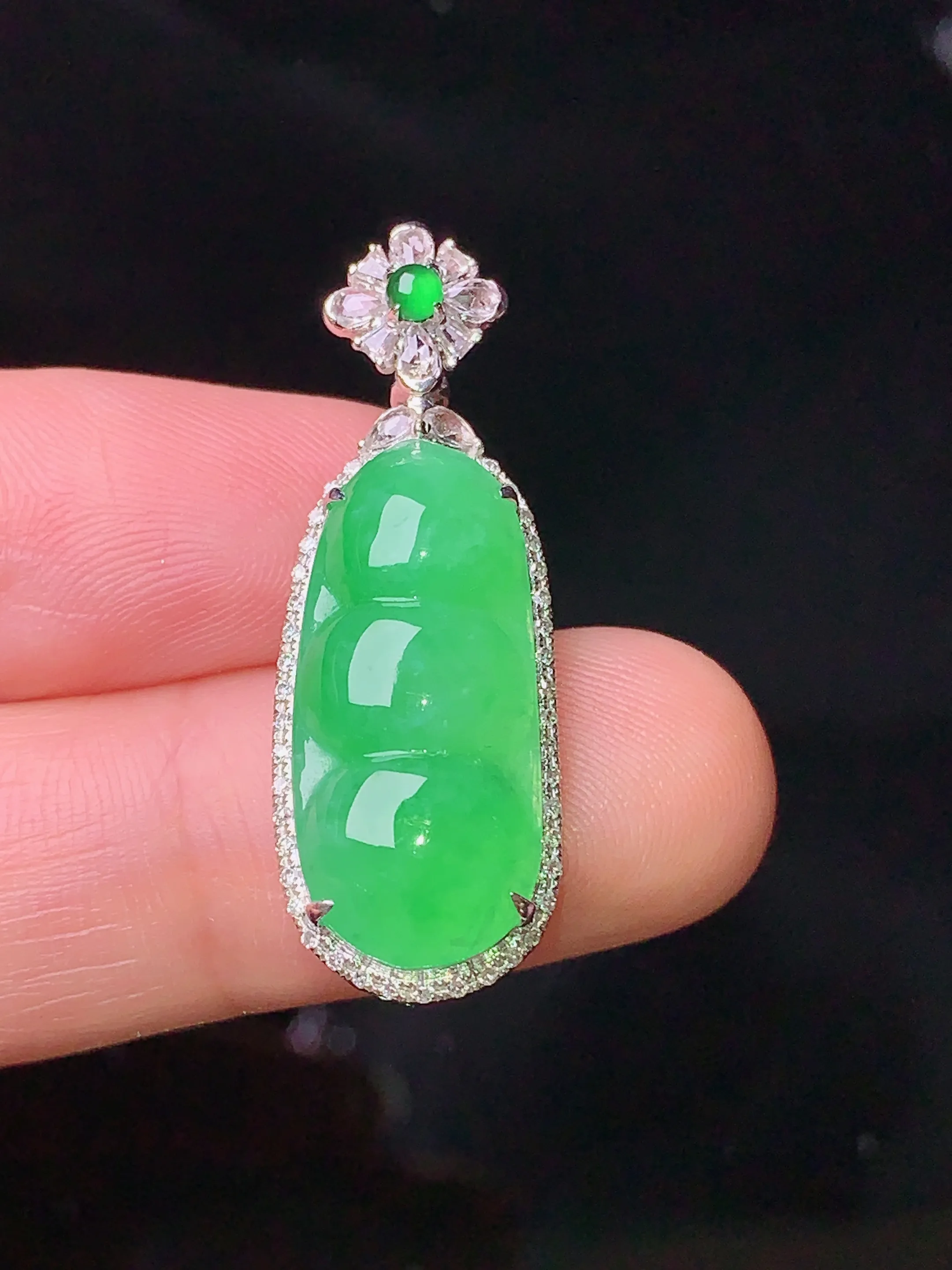 18k金钻镶嵌翠绿四季豆吊坠 玉质细腻 色泽清新艳丽 整体尺寸32*11.5*7.5