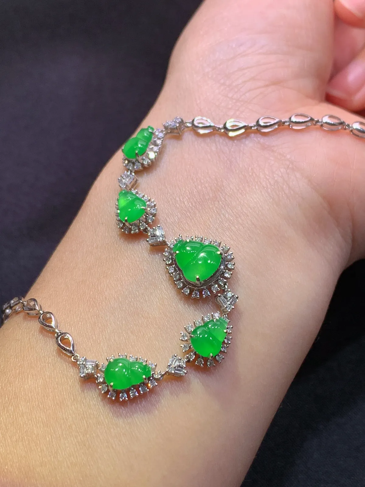 冰阳绿葫芦手链，18k金镶嵌，款式精美，冰润色阳，种水足 尺寸8.5*7.5*2