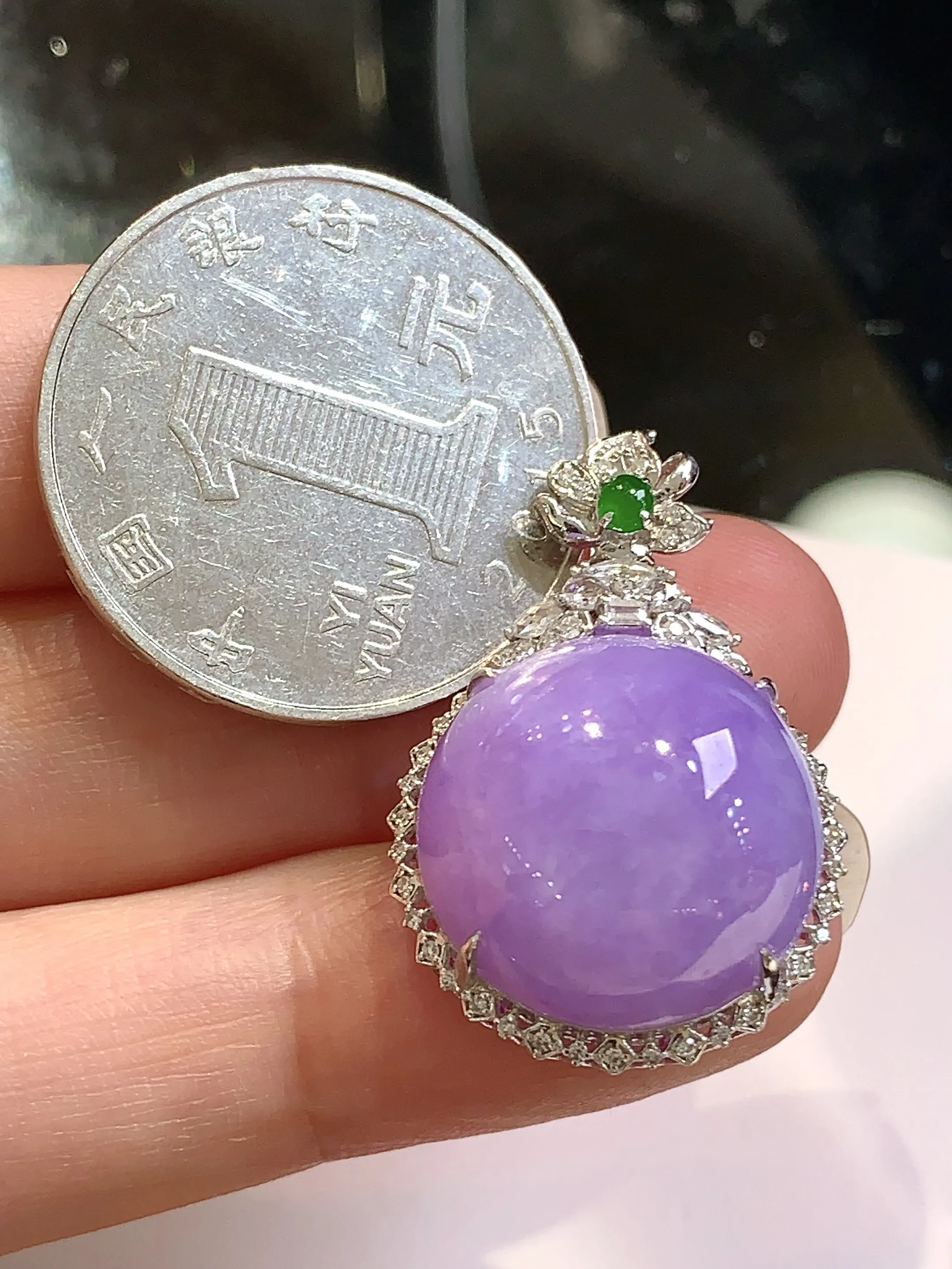18k金钻镶嵌紫罗兰蛋面吊坠 玉质细腻 色泽清新艳丽 整体尺寸28.8*19.2*12.5