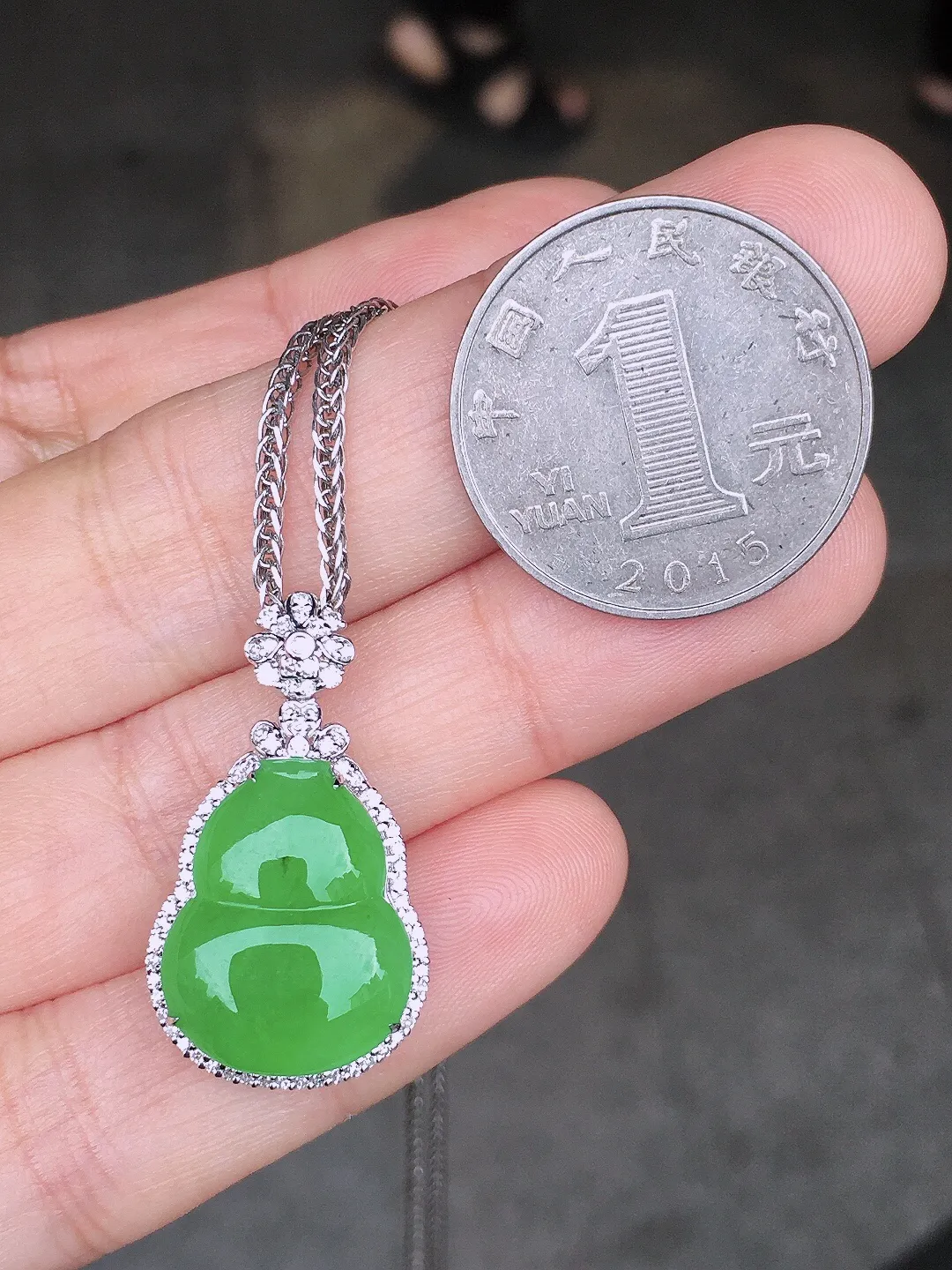 阳绿葫芦吊坠，色泽均匀艳丽，玉质细腻，荧光感超
强，饱满圆润，尽显优雅气质，18k
金豪华镶嵌