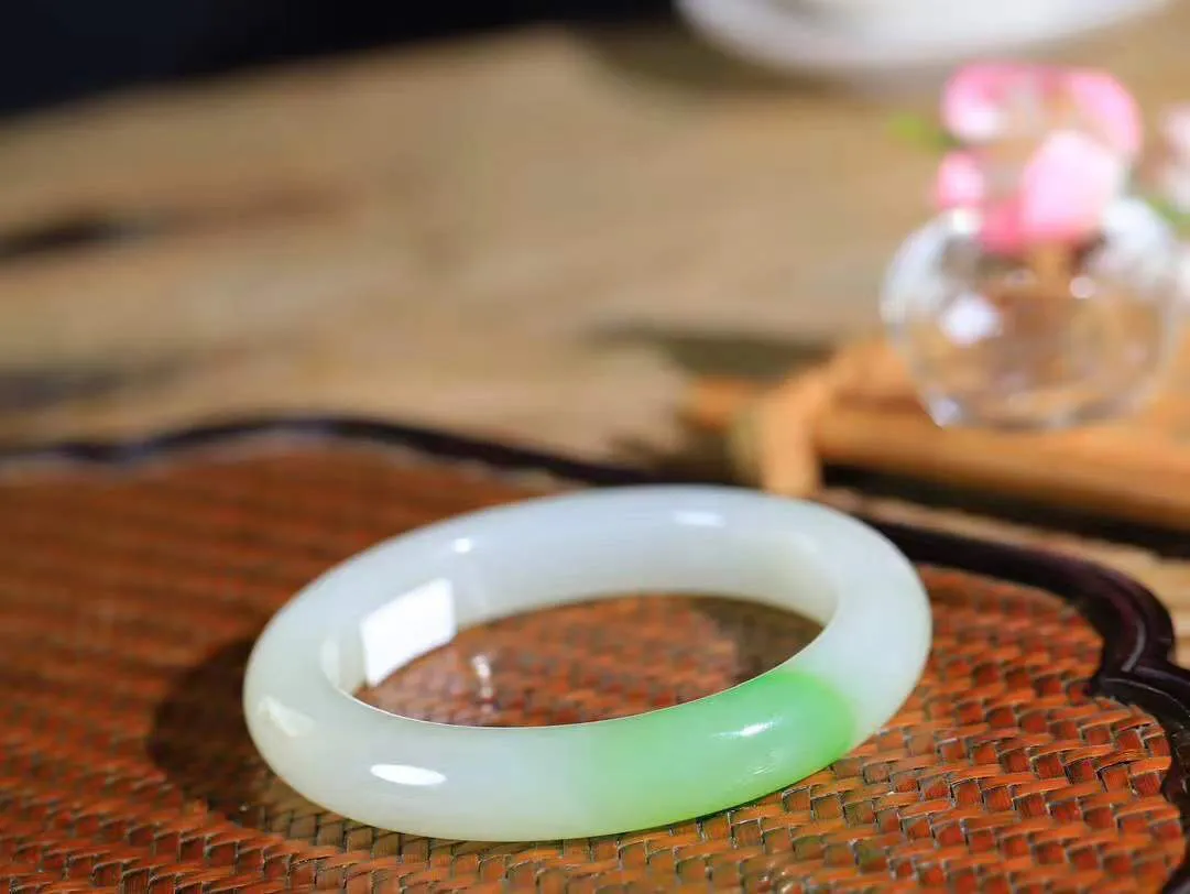 【翠色怡人.手镯】

典藏级臻品和田玉翠青手镯，精品超级美镯，玉质细腻饱满，️温润脂香，仙雾缥缈