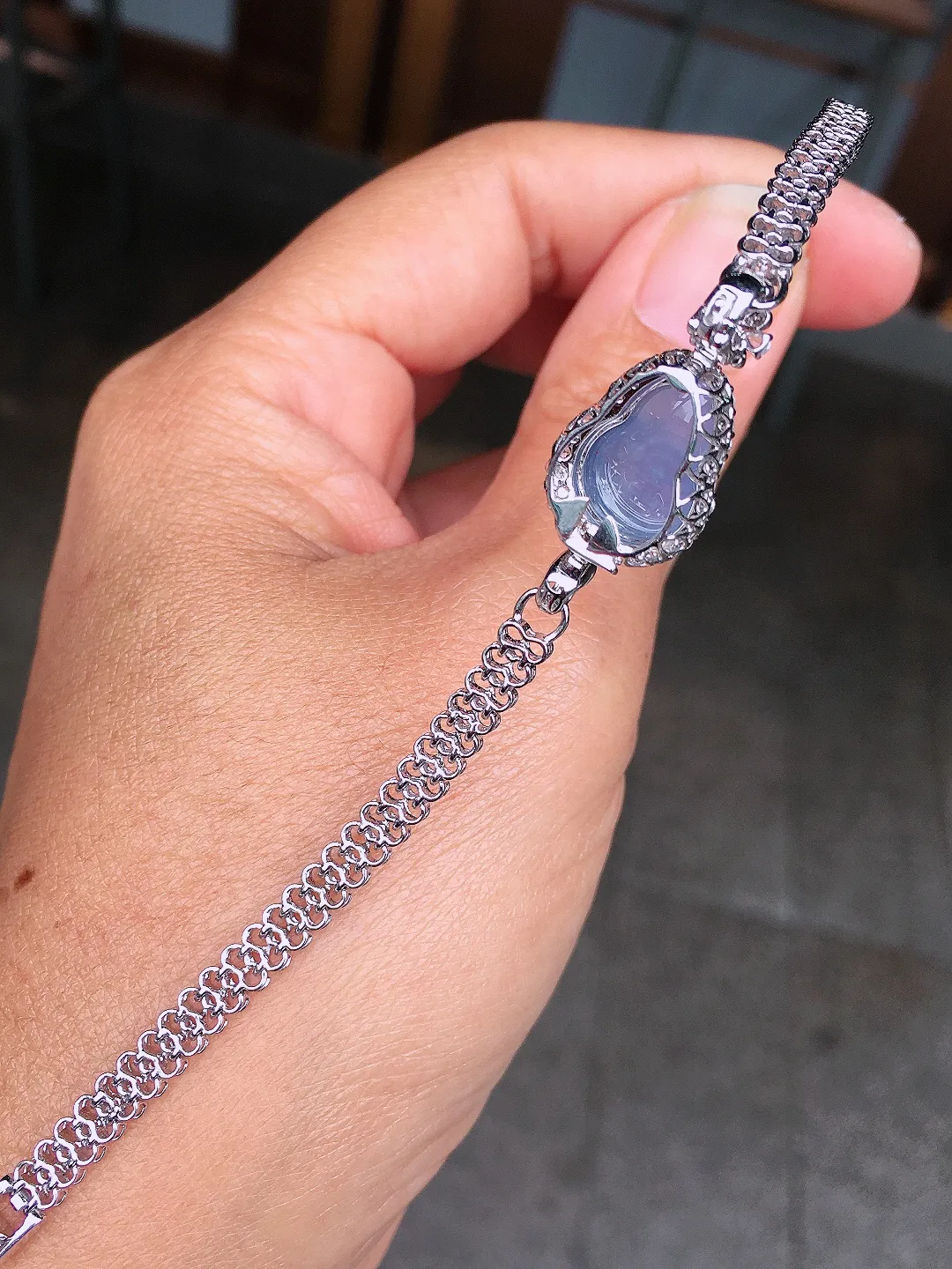 紫罗兰葫芦手链/吊坠两用款，色泽均匀艳丽，玉质细腻，荧光感超
强，饱满圆润，尽显优雅气质，18k
金豪华镶嵌