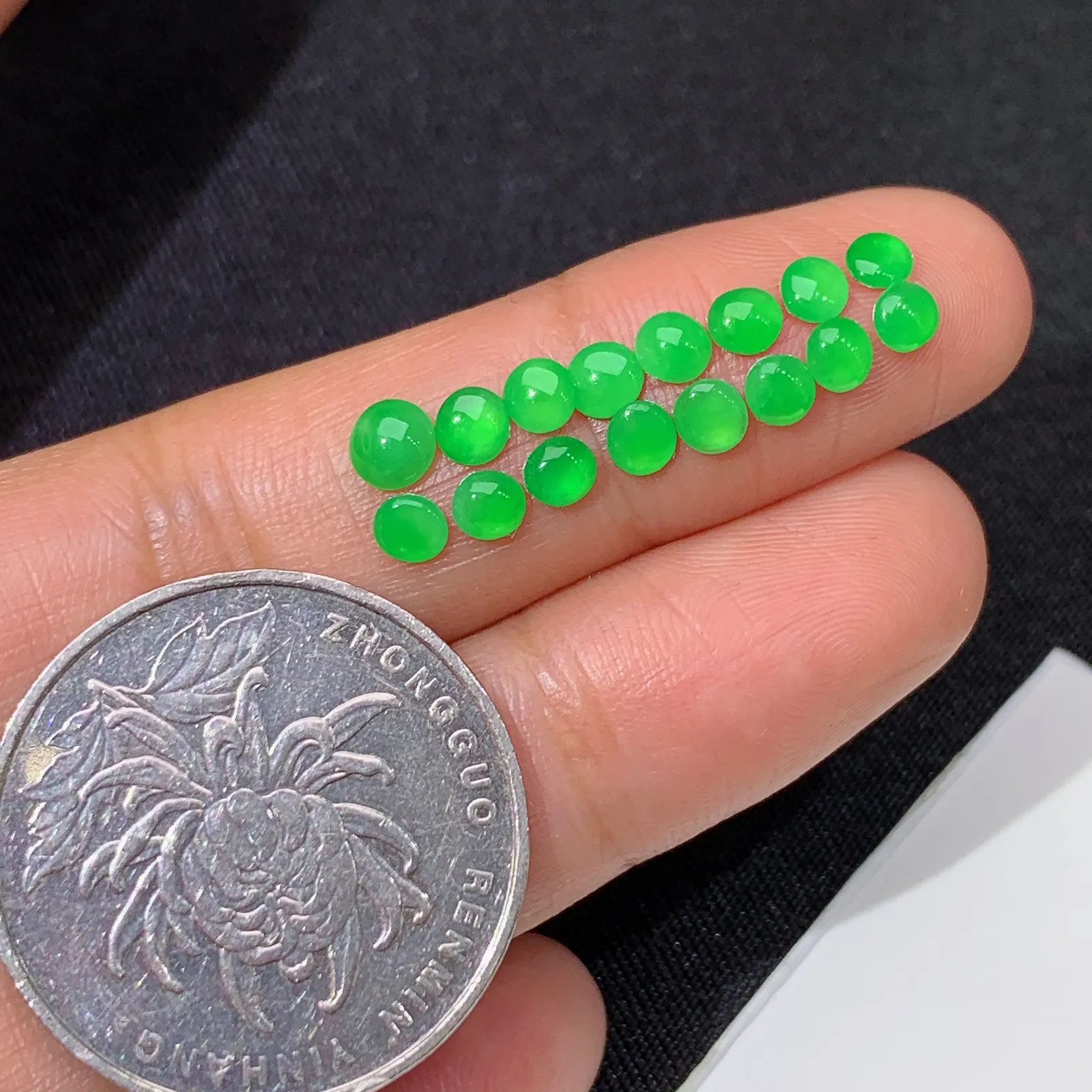 冰阳绿蛋面一手，镶嵌佳品，冰润色阳，玉质细腻，种水足 尺寸3.9*3.7*1.8