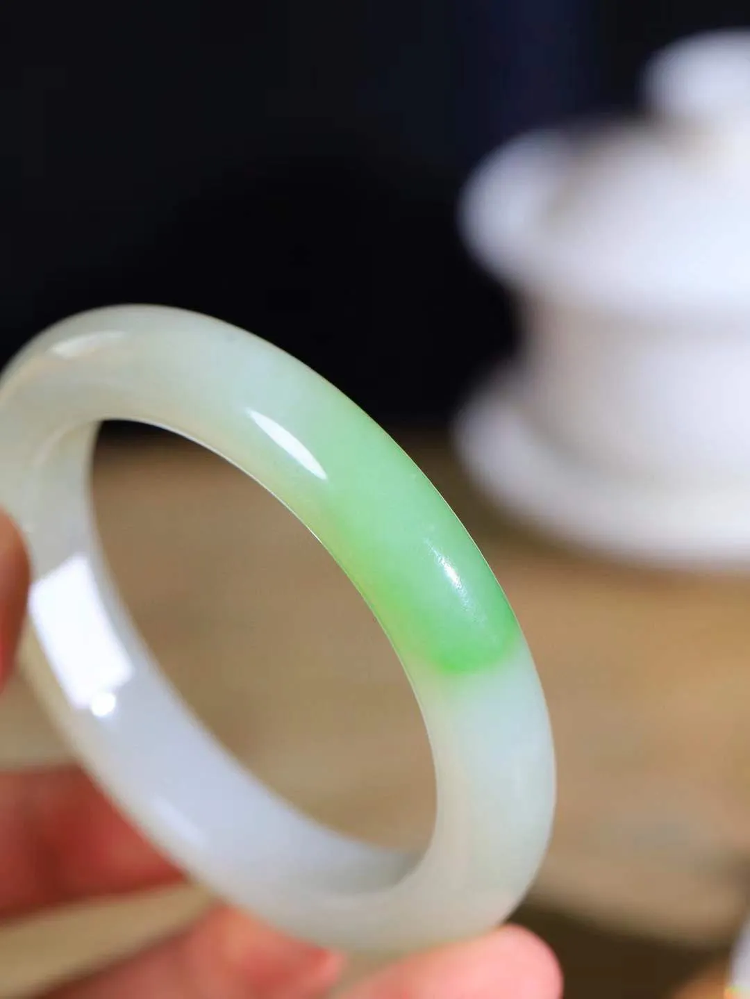 【翠色怡人.手镯】

典藏级臻品和田玉翠青手镯，精品超级美镯，玉质细腻饱满，️温润脂香，仙雾缥缈，怡静如画，意蕴十足～，戴于腕间，神秘与高贵并存，给人以出尘的风雅，优美脱俗，气质非凡。重67.2克 内径58mm尺寸12.4-10.3mm191151300A