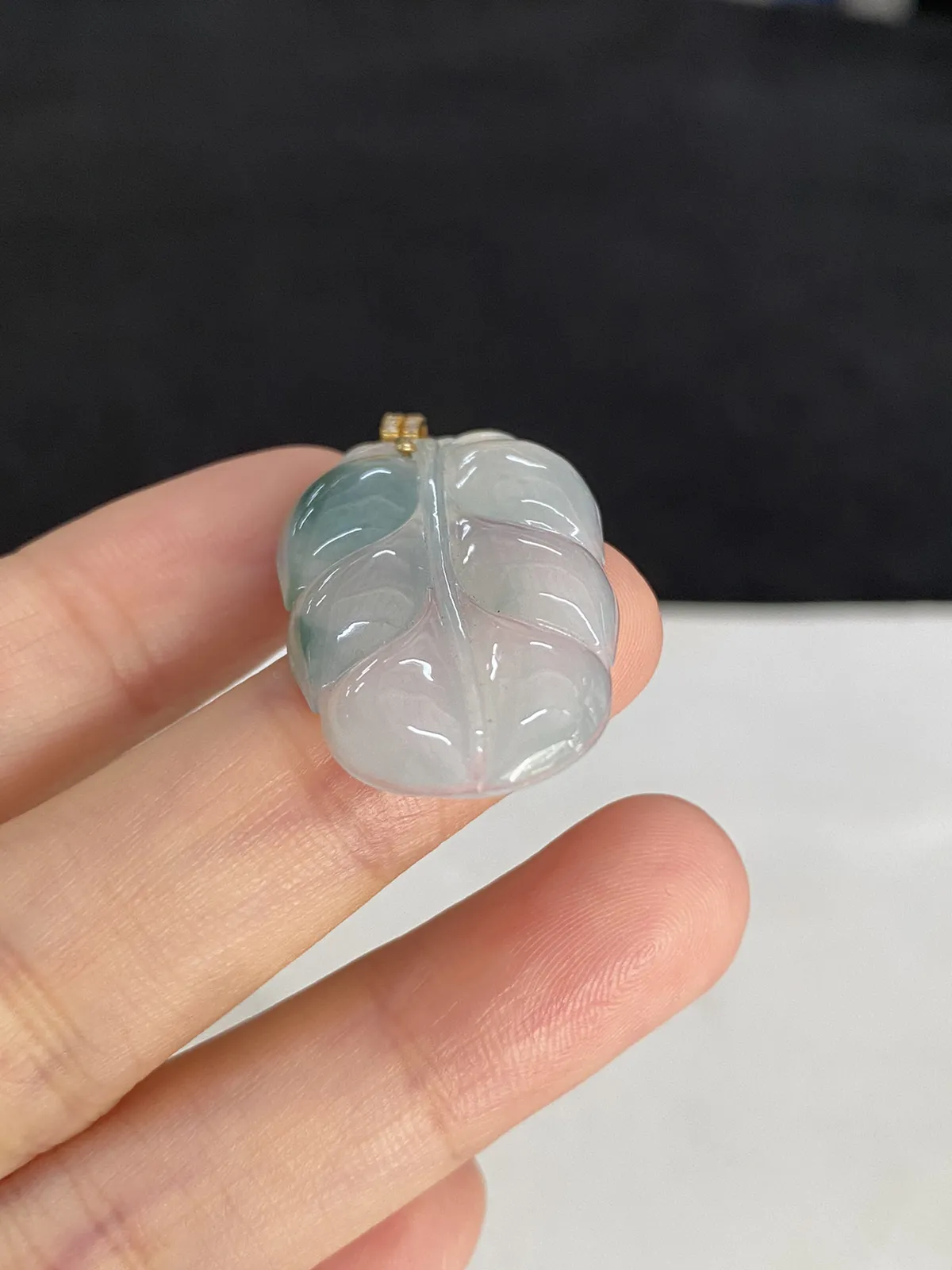 翡翠冰糯种白色叶子，伴钻石