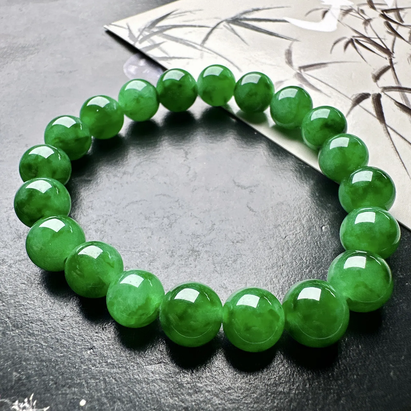 【冰种满绿圆珠手串】辣绿色泽，冰感十足，通透闪亮，颜色很艳丽，收藏品质，推荐入手