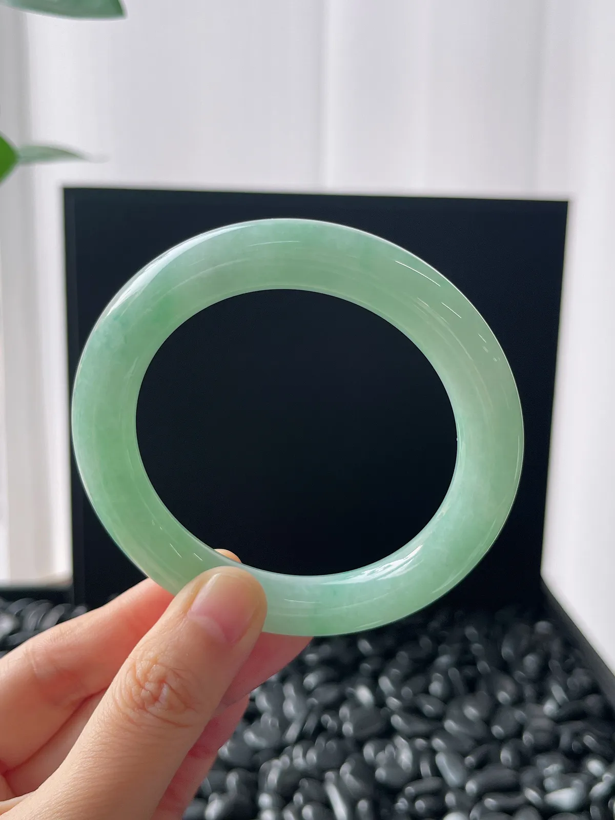 圆条55，翡翠冰糯种淡绿色手镯