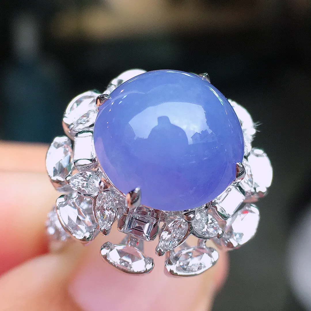 紫罗兰蛋面戒指，色泽均匀艳丽，玉质细腻，荧光感超
强，饱满圆润，尽显优雅气质，18k
金豪华镶嵌