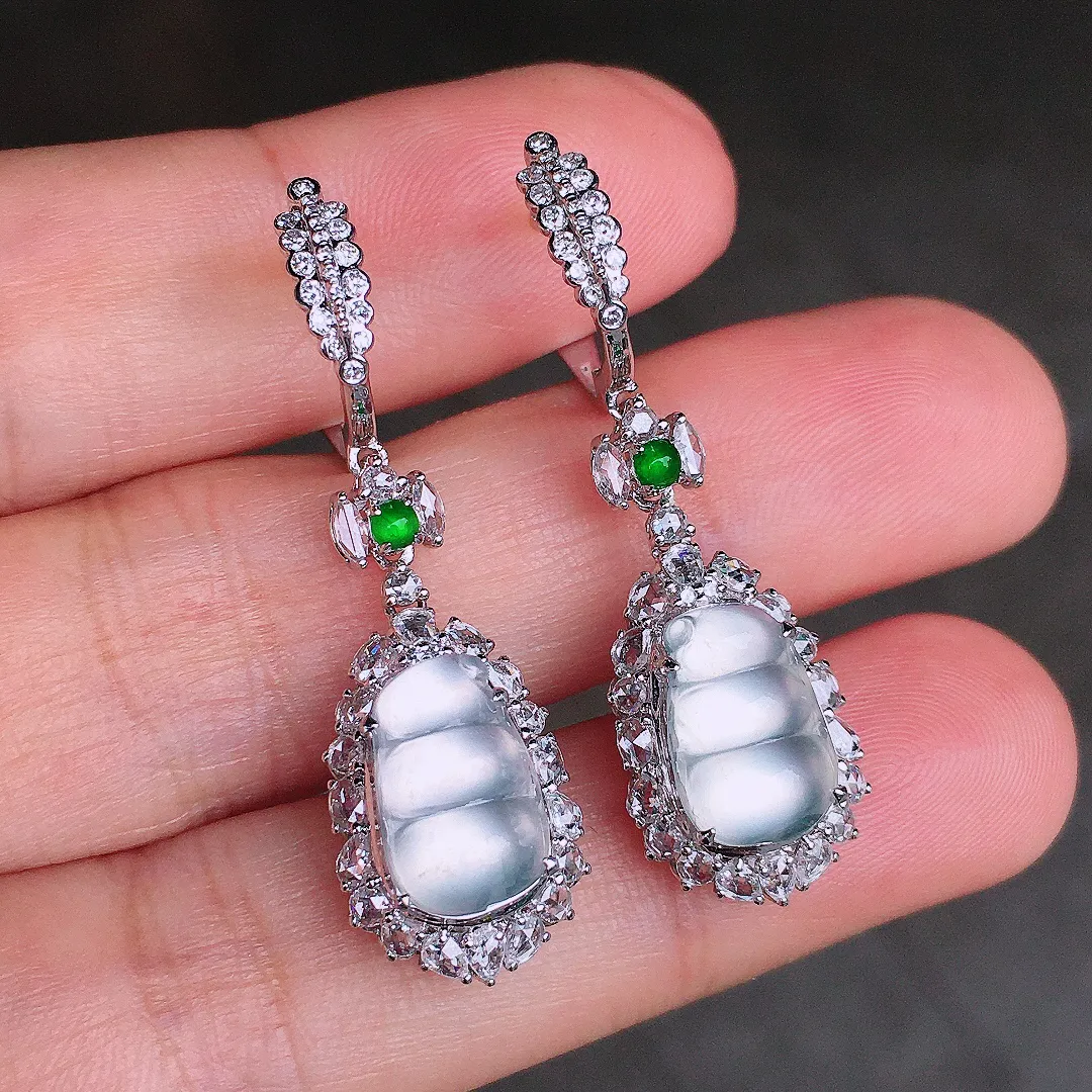 冰种福豆耳坠，玉质细腻，荧光感超
强，饱满圆润，尽显优雅气质，18k
金豪华镶嵌