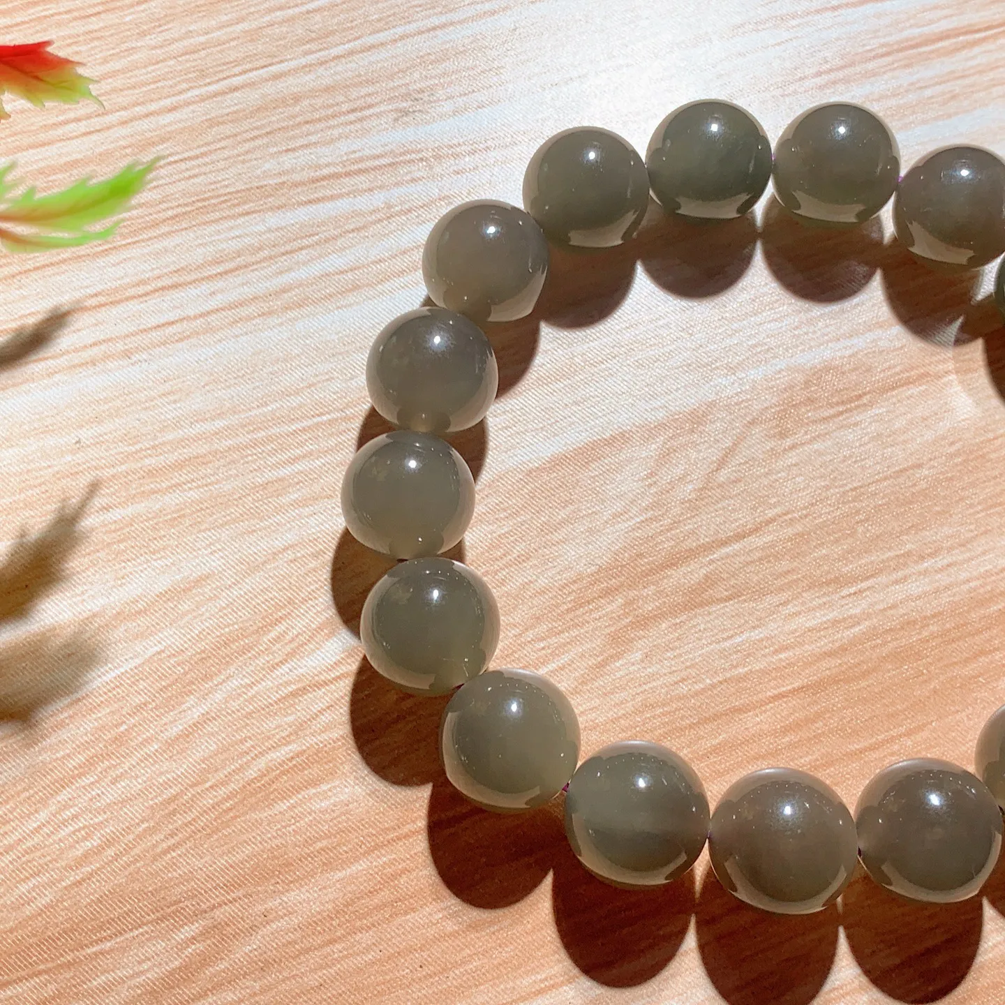 和田玉紫罗兰翠紫圆珠手串 单颗尺寸12重45.8克。玉质细腻油润。手推出油。佩戴高端典雅。lt251113